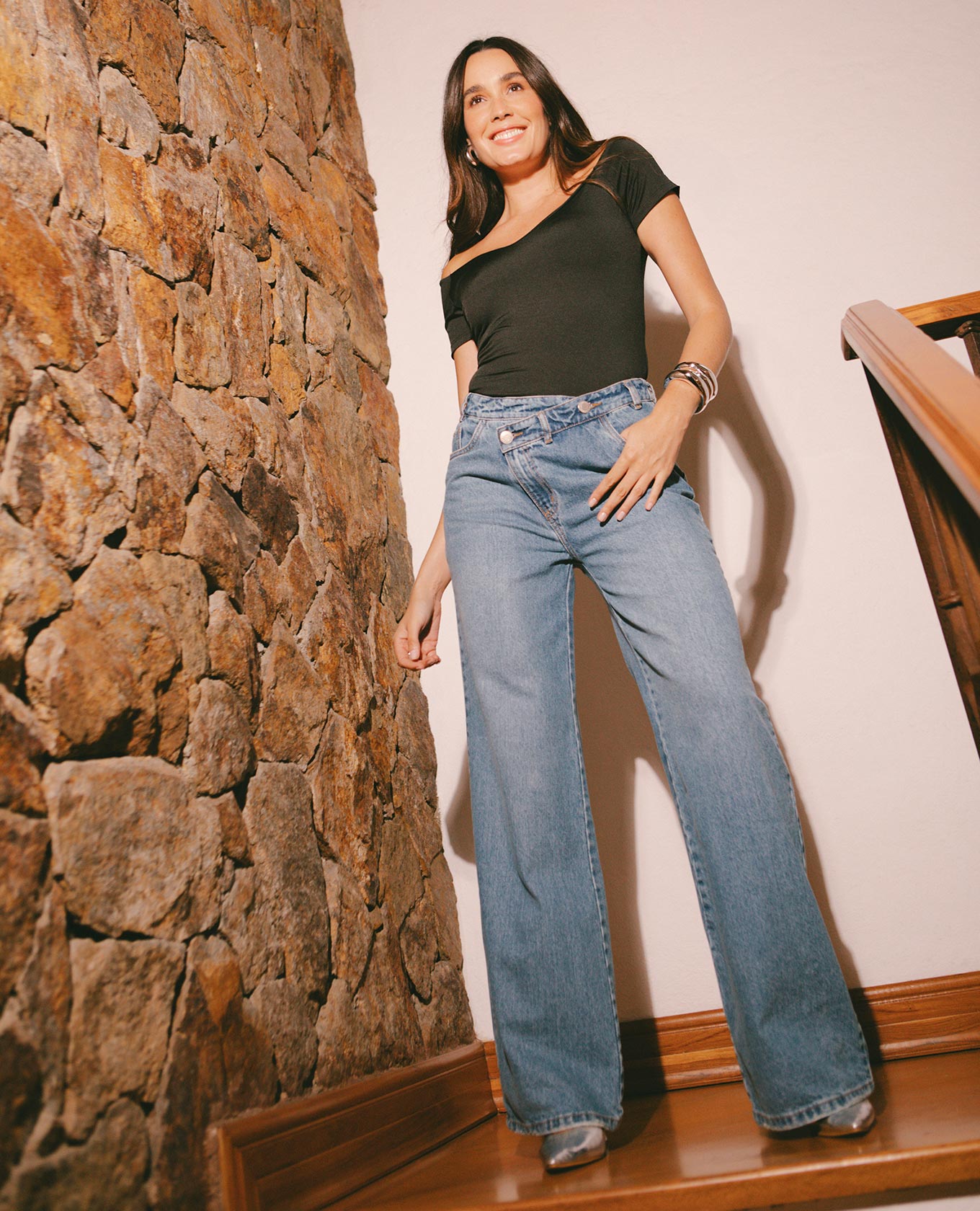 JEAN WIDE LEG PARA MUJER PRETINA CRUZADA TONO MEDIO CINCO BOLSILLOS Adrissa | Ropa para mujer Jeans