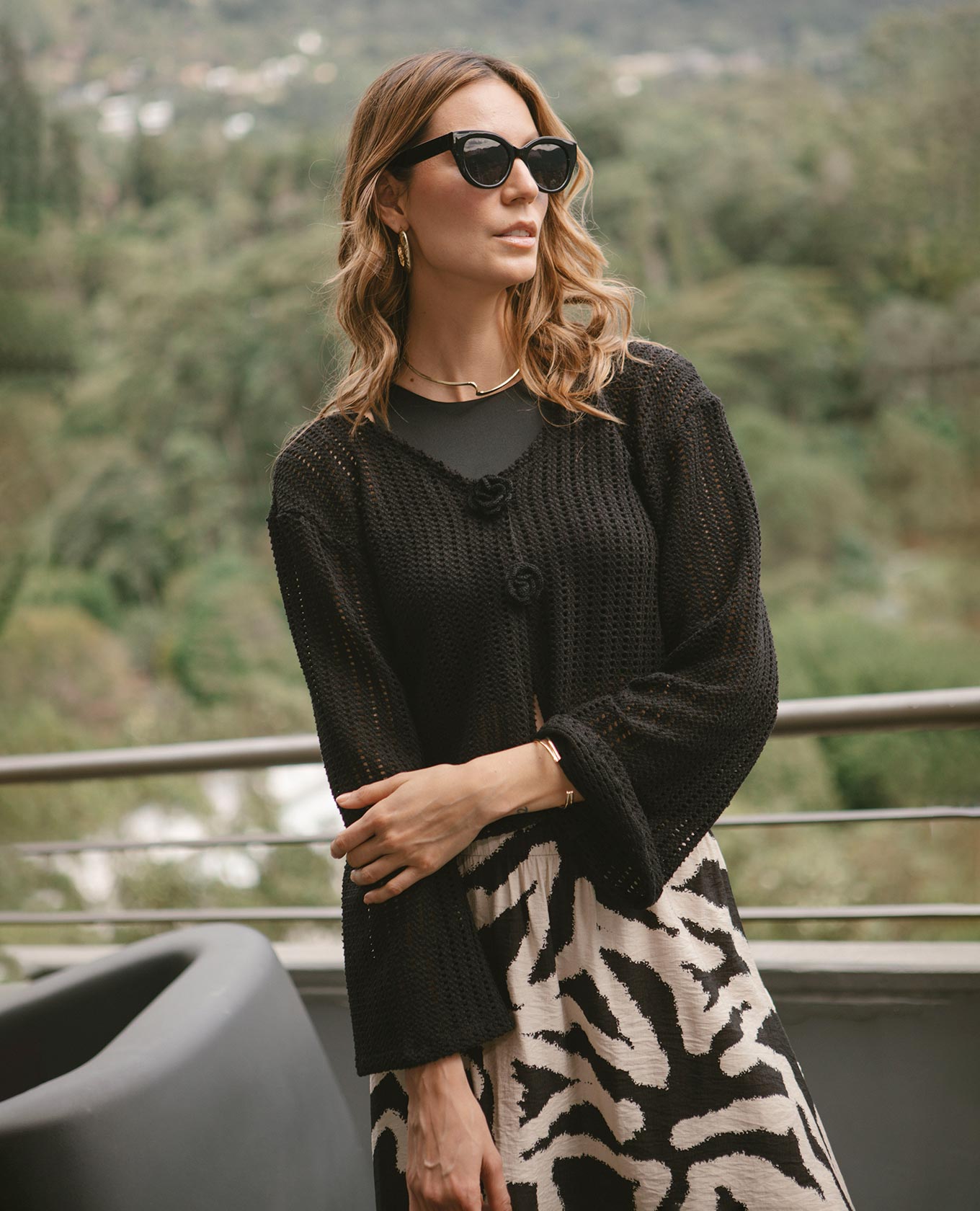 CARDIGAN NEGRO PARA MUJER ESCOTE V CON APLIQUE EN CROCHET Y MANGAS TIPO CAMPANA Adrissa