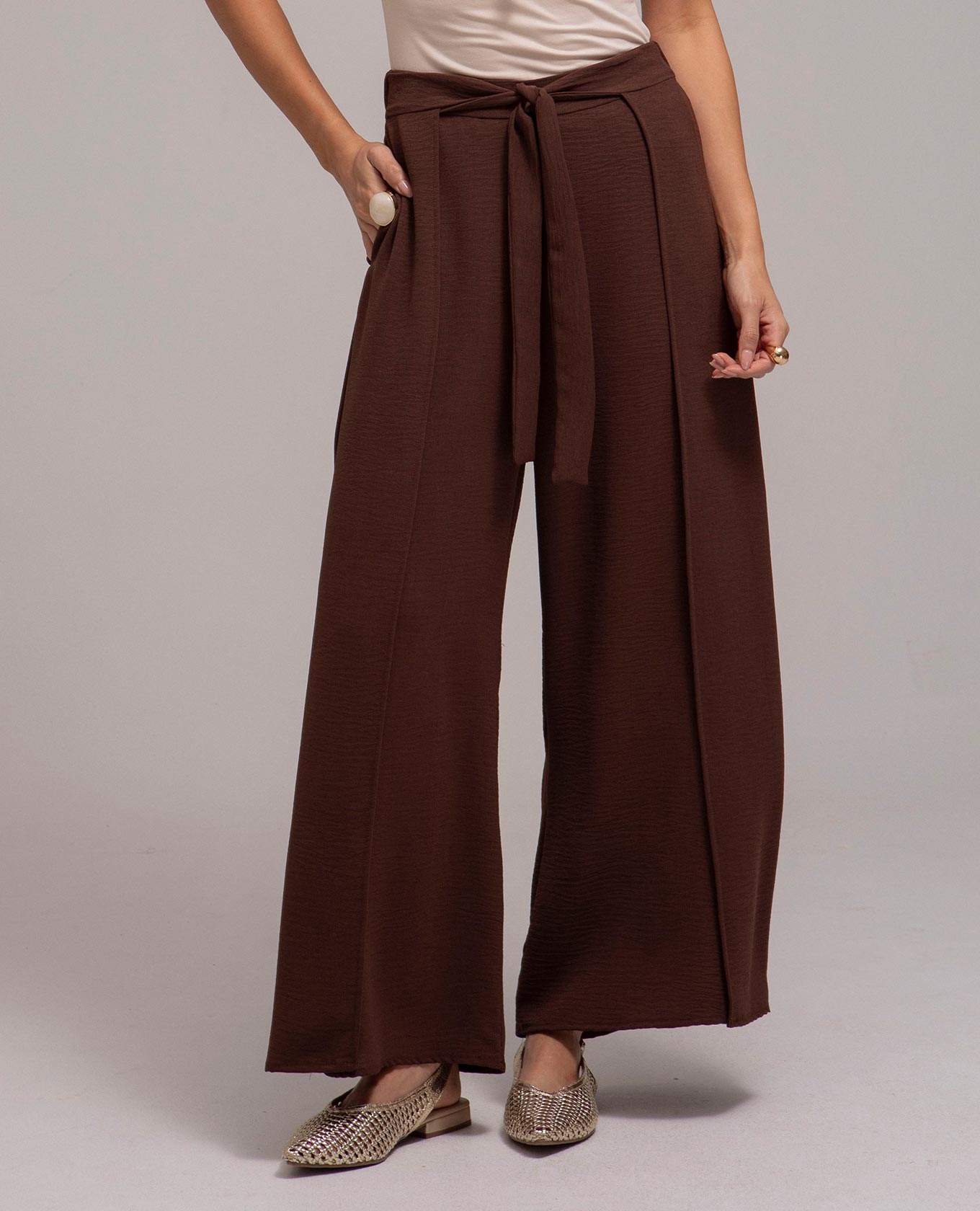 PANTALÓN PAREO SILUETA WIDE LEG TELA CON EFECTO Y BOLSILLOS LATERALES CAFE Adrissa | Ropa para mujer Pantalones