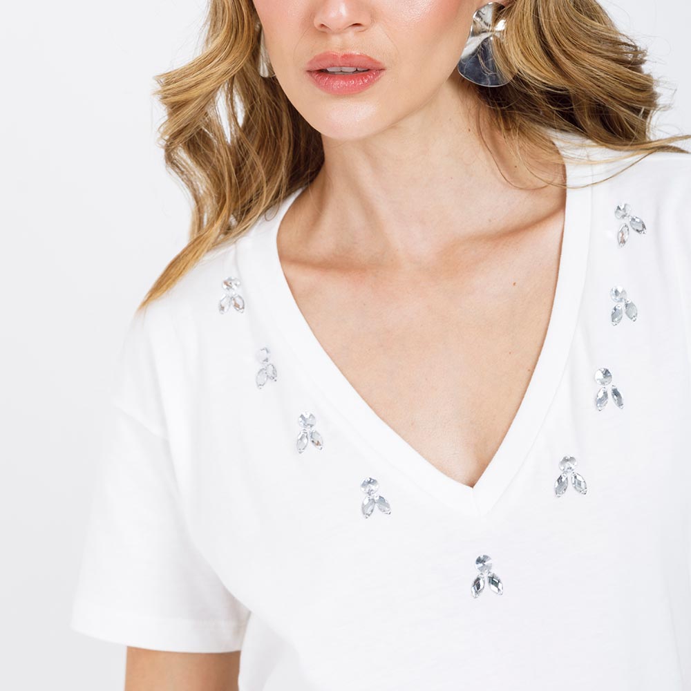 CAMISETA CUELLO V PARA MUJER CON APLIQUE Adrissa