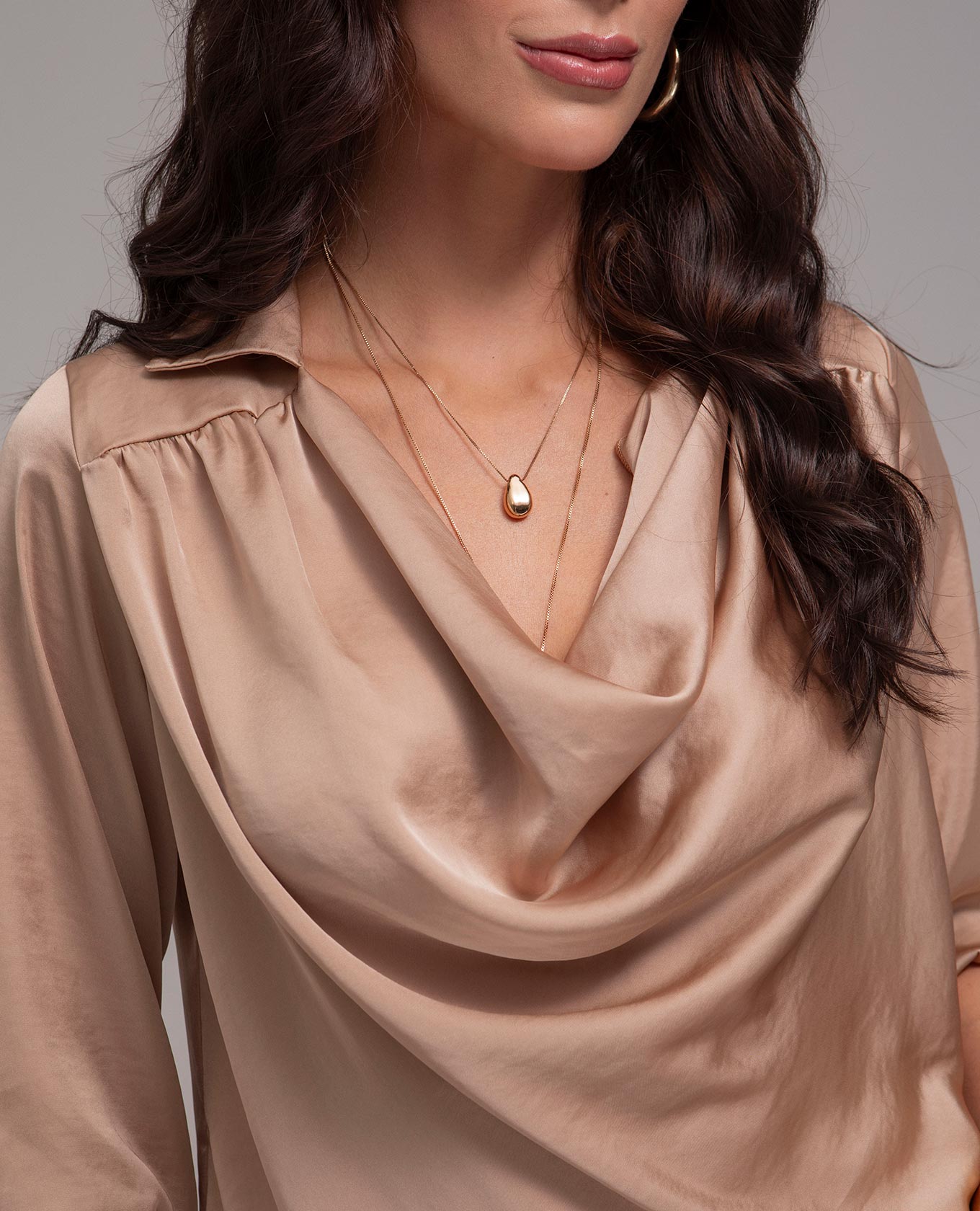 BLUSA BÁSICA GABRIELA DRAPEADA TELA SATINADA Adrissa Blusas