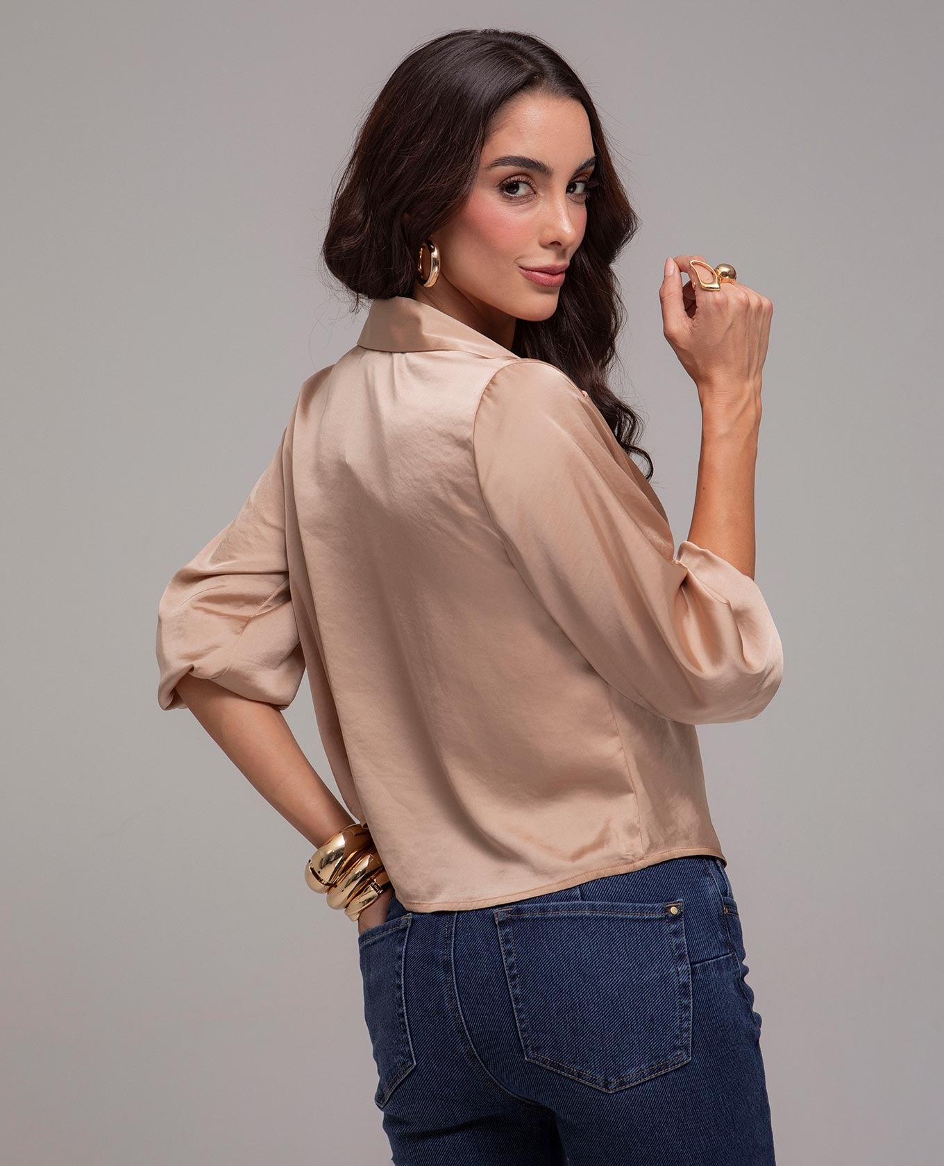 BLUSA BÁSICA GABRIELA DRAPEADA TELA SATINADA Adrissa Blusas