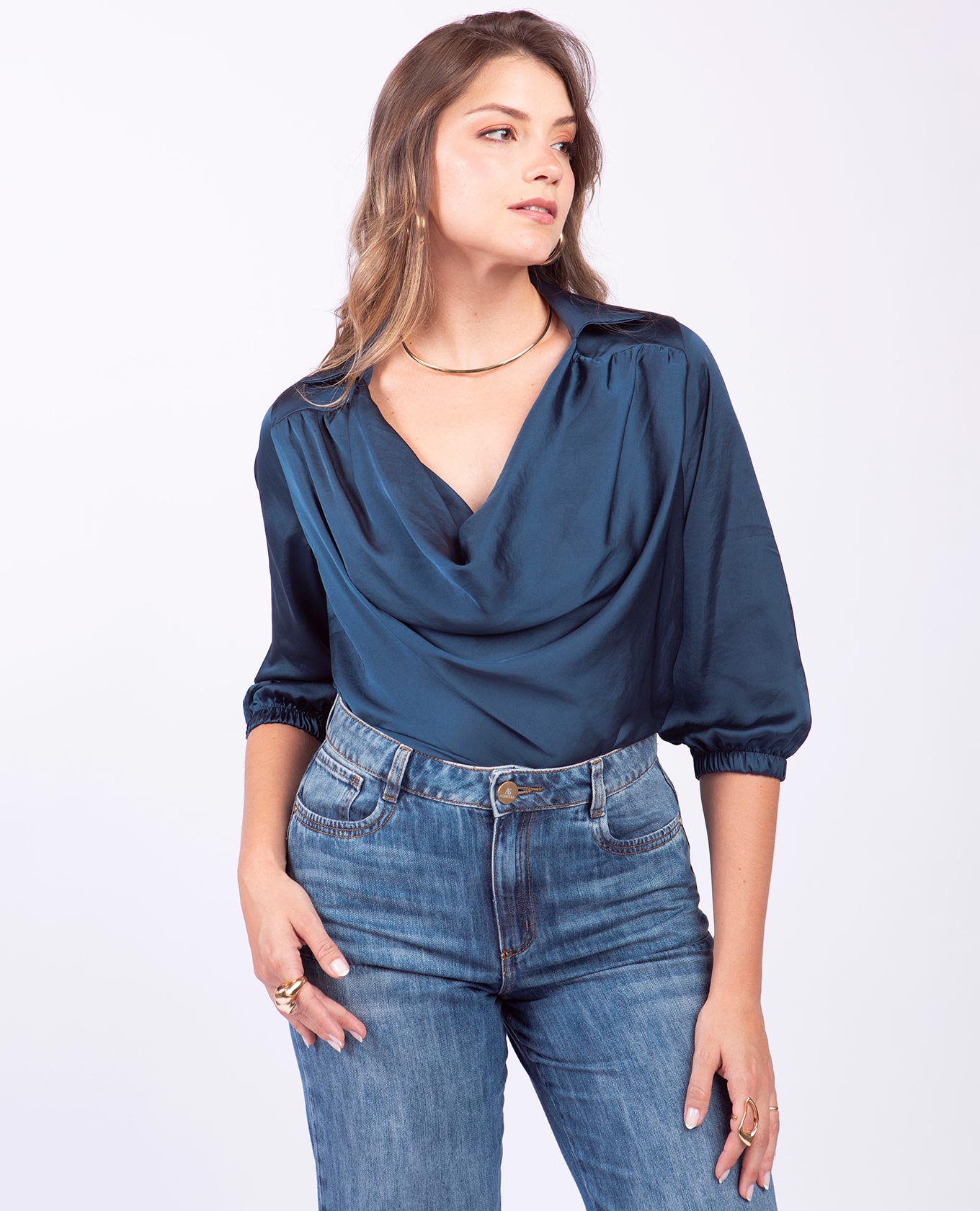 BLUSA BÁSICA GABRIELA DRAPEADA TELA SATINADA Adrissa Blusas