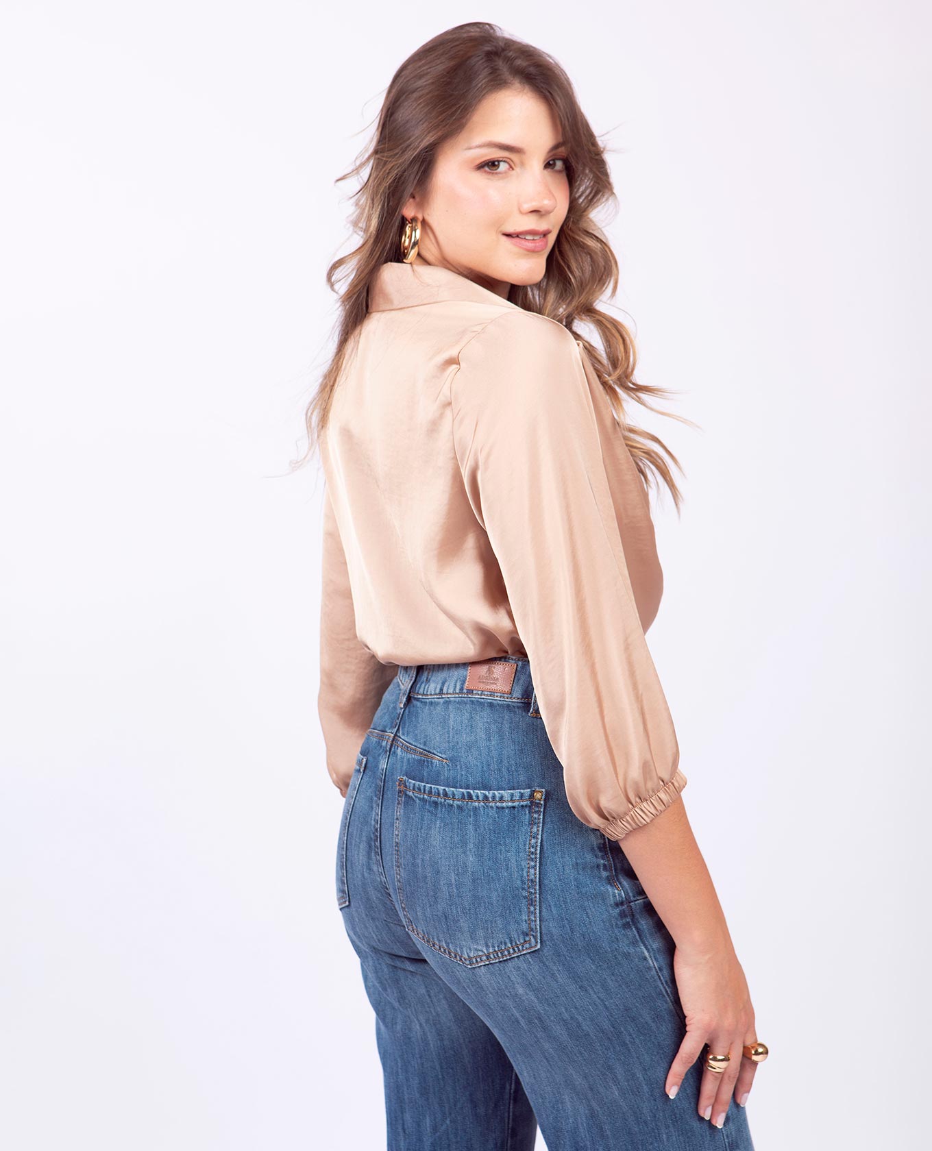 BLUSA BÁSICA GABRIELA DRAPEADA TELA SATINADA Adrissa Blusas