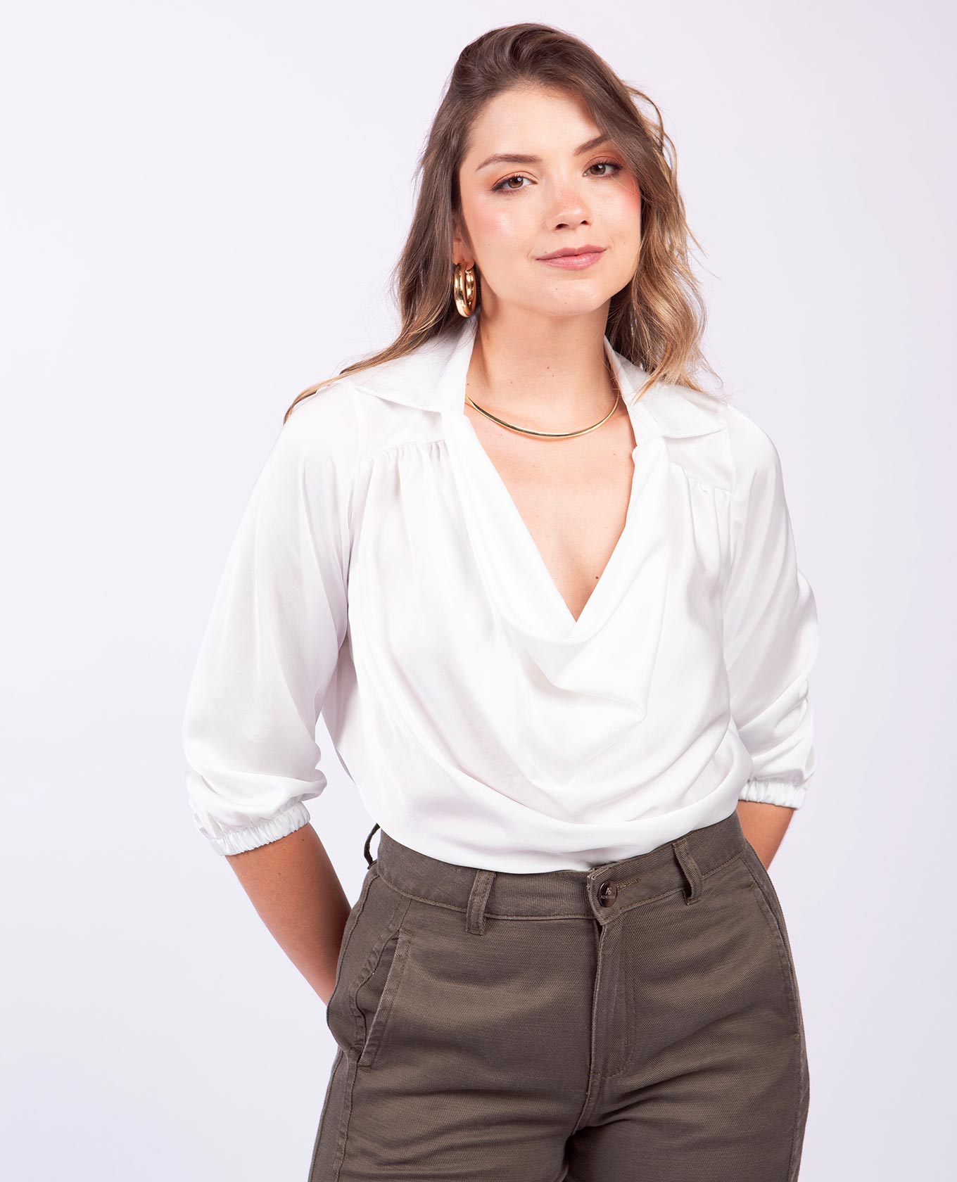 BLUSA BÁSICA GABRIELA DRAPEADA TELA SATINADA Adrissa Blusas