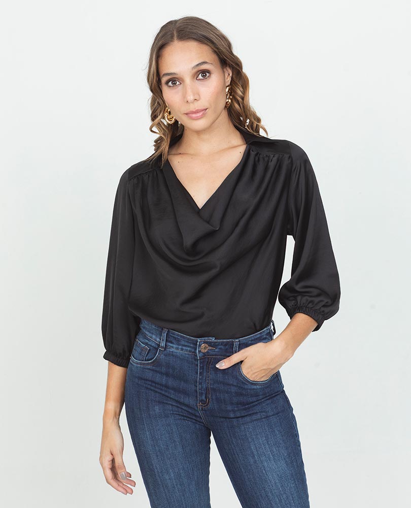 BLUSA BÁSICA GABRIELA DRAPEADA TELA SATINADA NEGRO Adrissa