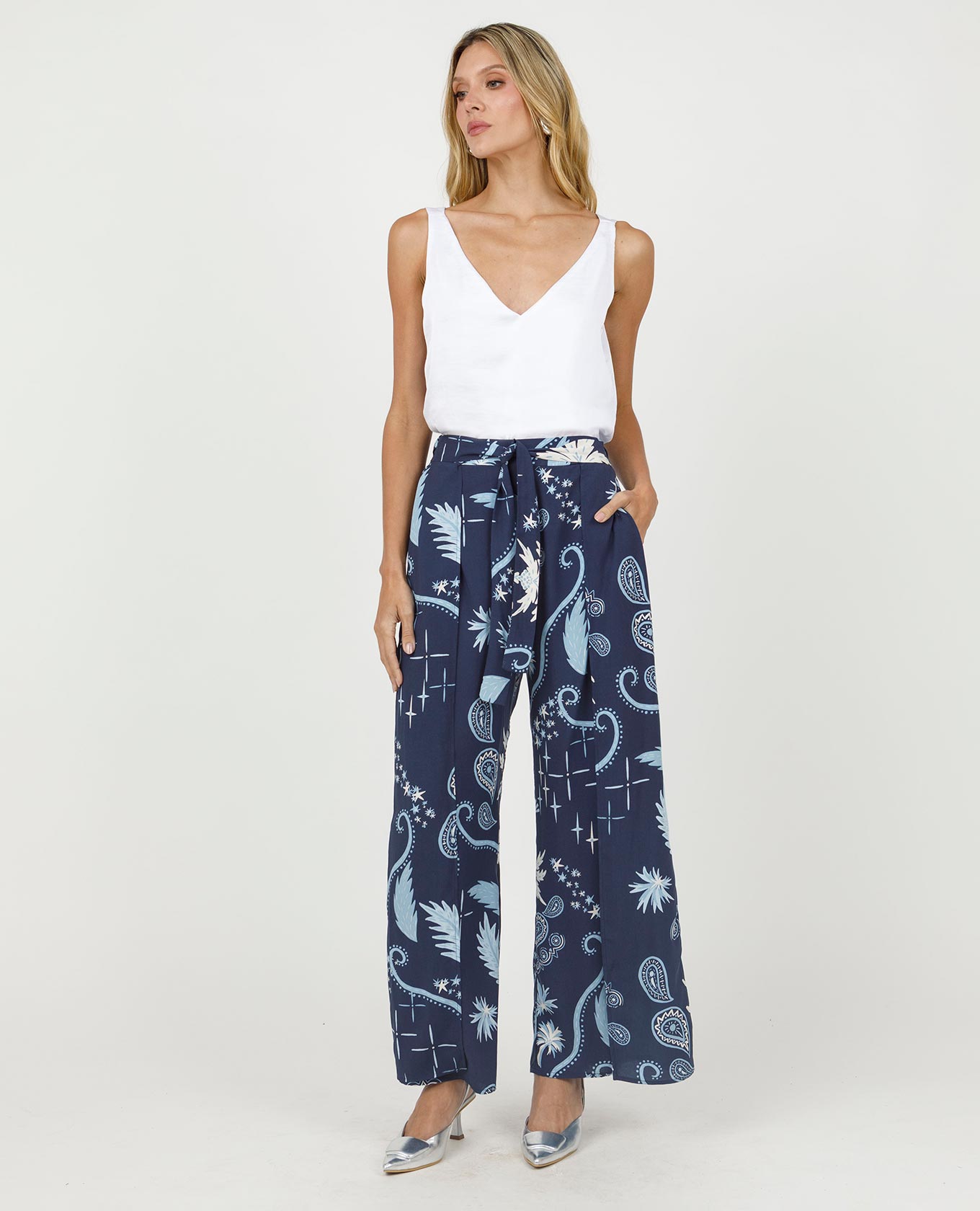PANTALÓN PAREO PARA MUJER ESTAMPADO SILUETA WIDE LEG Y BOLSILLOS LATERALES Adrissa | Ropa para mujer Pantalones