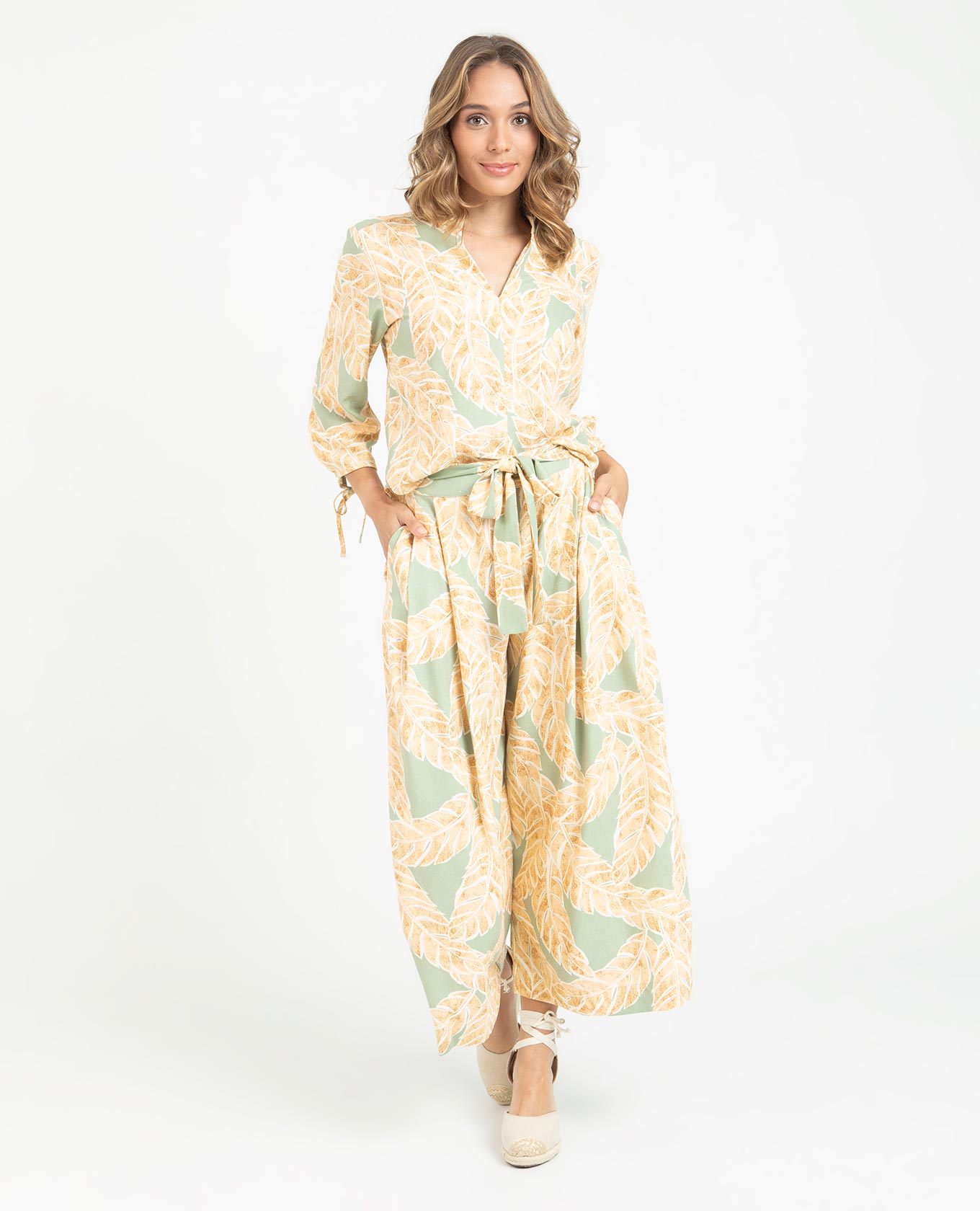 BLUSA ESTAMPADA PARA MUJER CUELLO NERU CON DETALLE DE ANUDADO EN MANGAS Adrissa