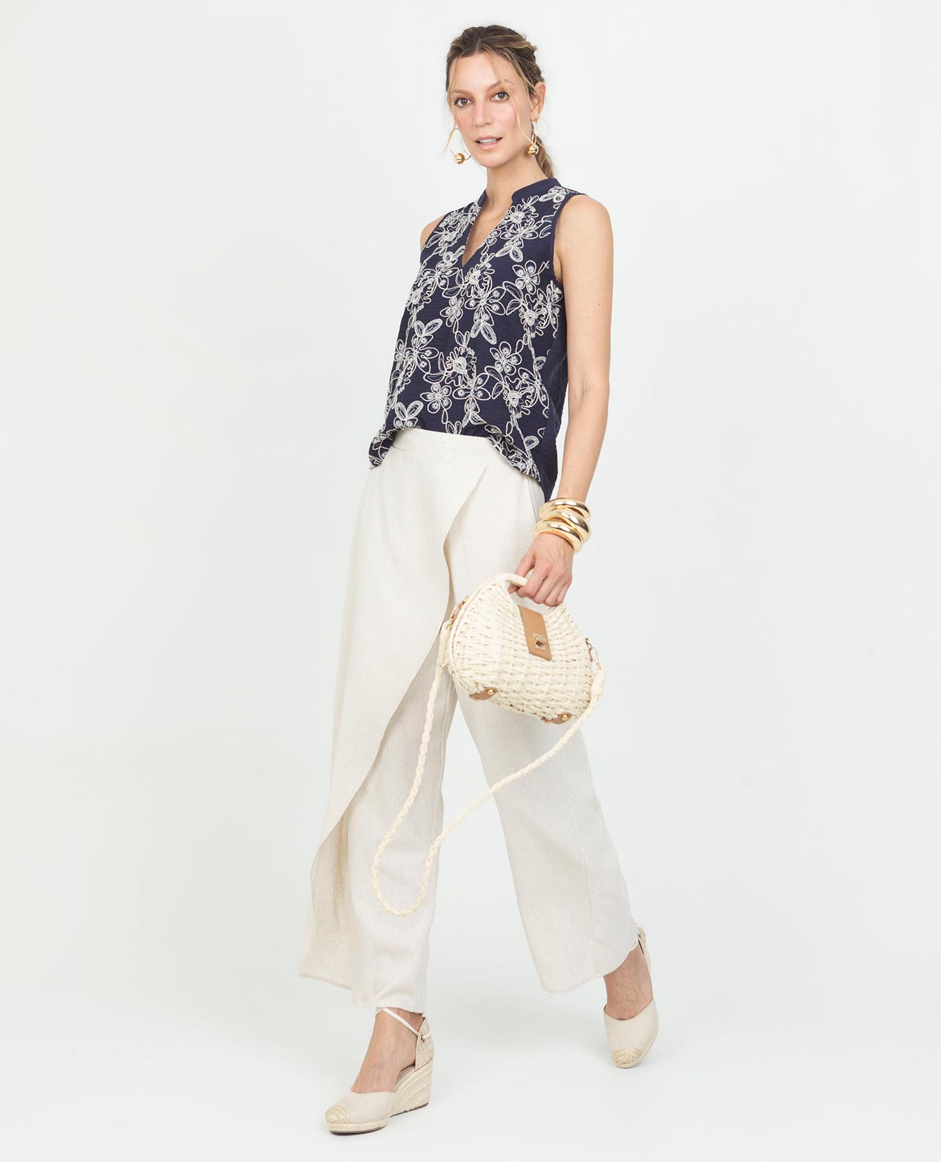 BLUSA MANGA SISA PARA MUJER CUELLO NERU CON FRENTE EN TELA BORDADA Adrissa