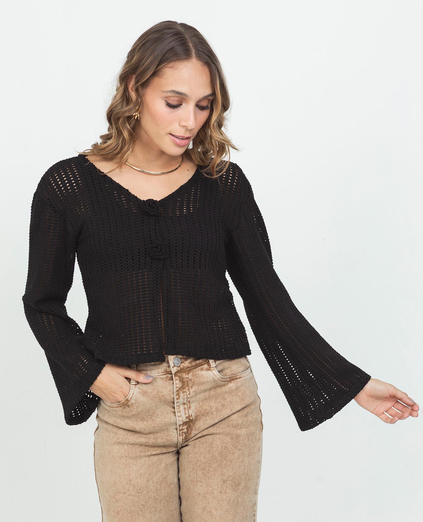 CARDIGAN NEGRO PARA MUJER ESCOTE V CON APLIQUE EN CROCHET Y MANGAS TIPO CAMPANA Adrissa