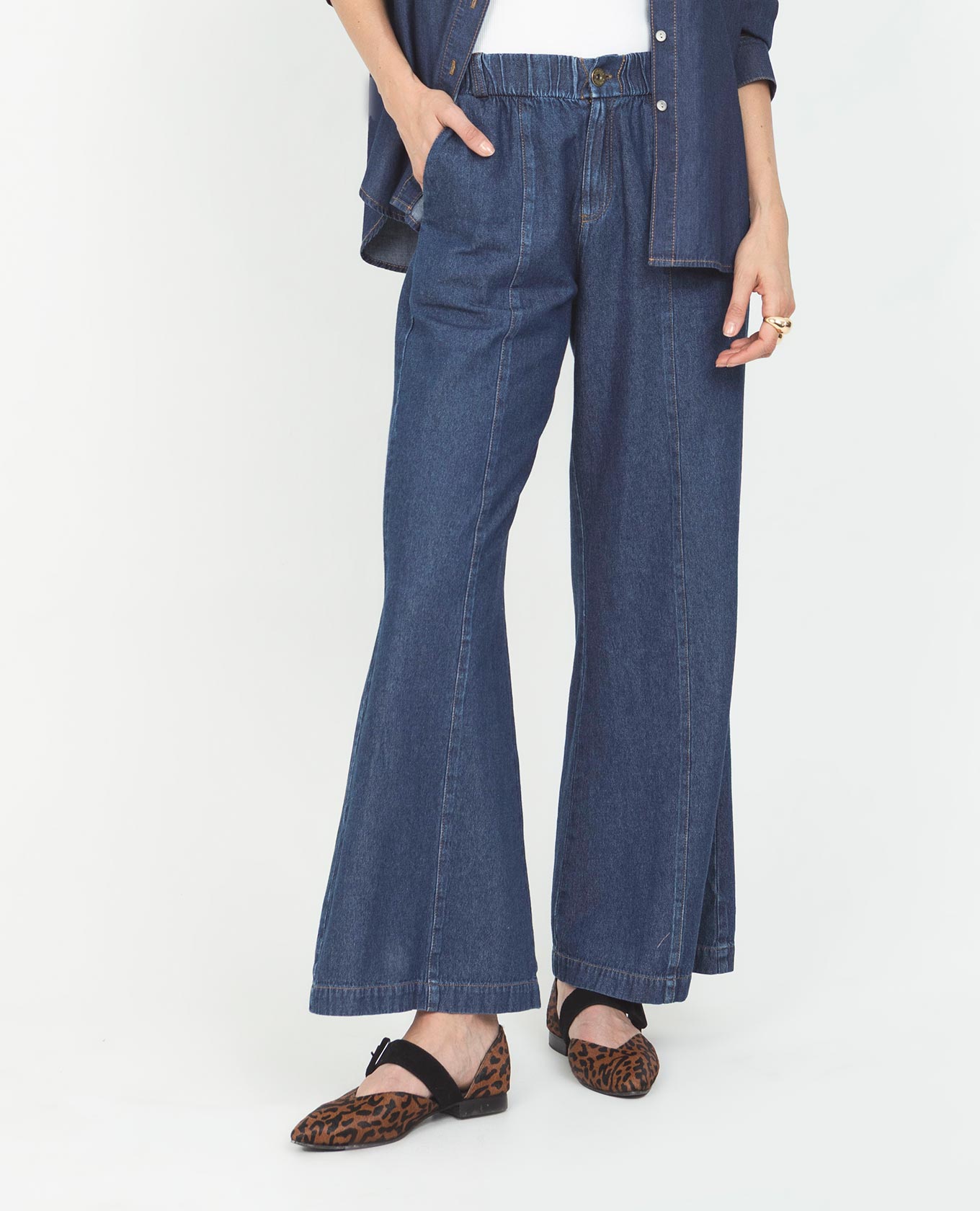 PANTALÓN CHAMBRAY PARA MUJER CINTURA CON ELÁSTICO COSTURAS EN CONTRASTE Adrissa | Ropa para mujer Jeans