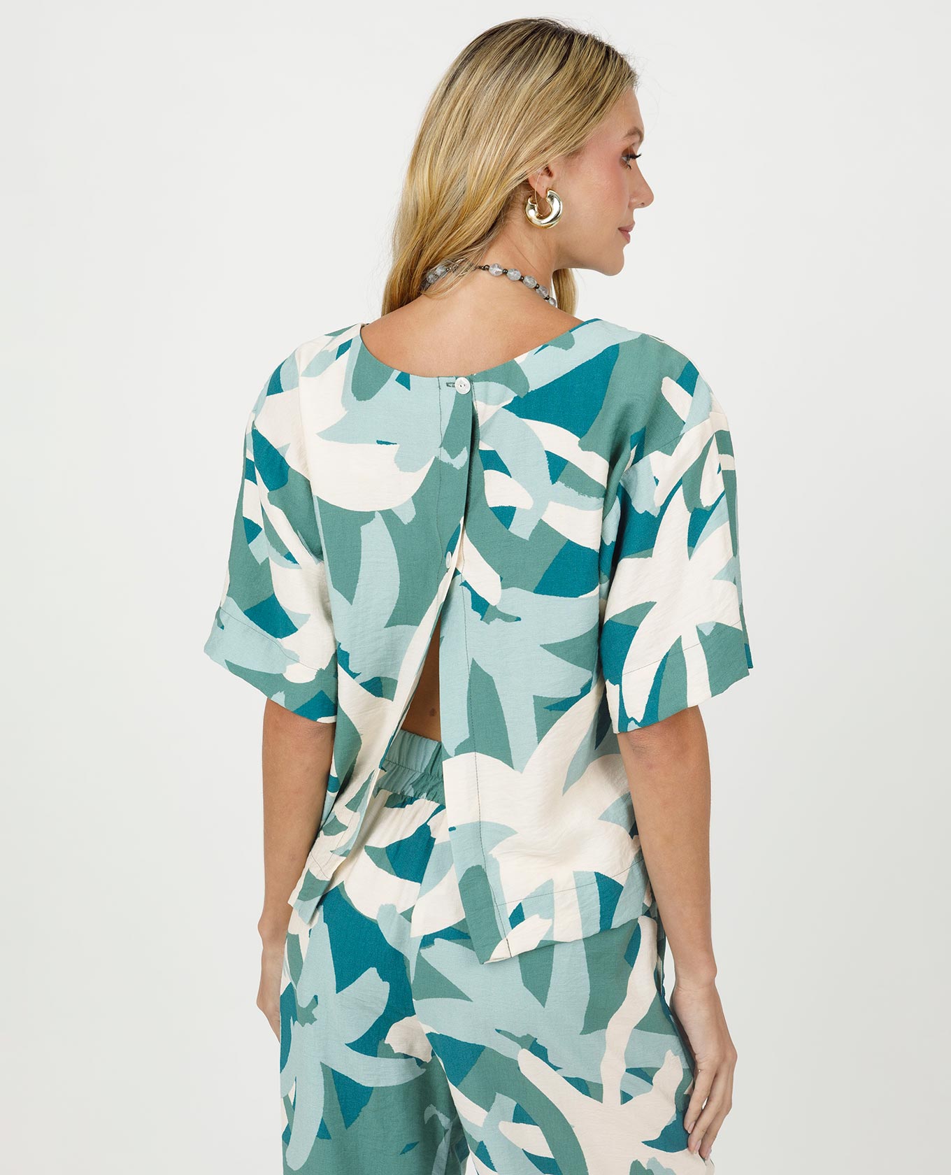 BLUSA ESTAMPADA PARA MUJER MANGA CORTA ESPALDA CON PERILLA Adrissa | Ropa para mujer Blusas