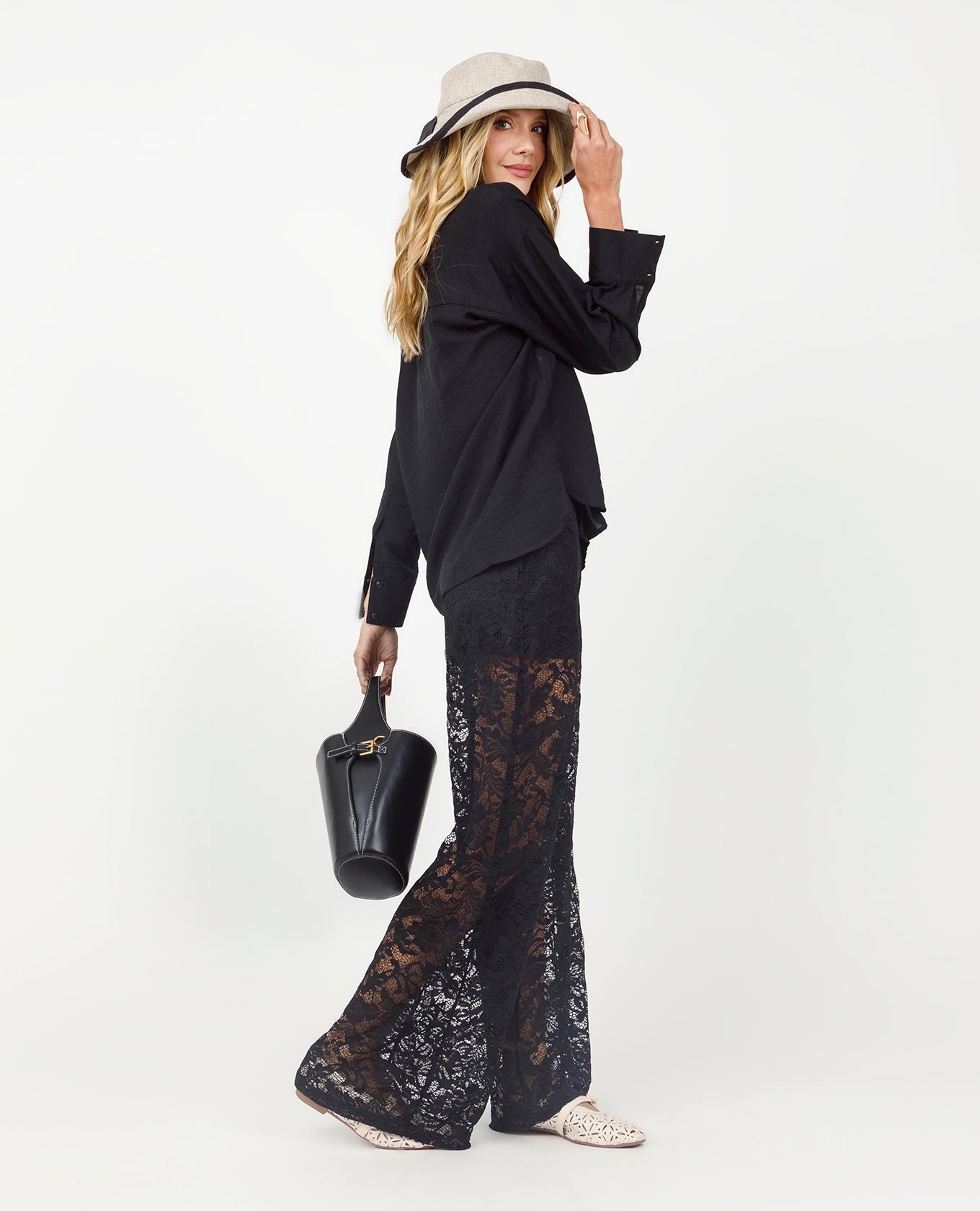 PANTALÓN NEGRO PARA MUJER EN ENCAJE CON FORRO CORTO Adrissa | Ropa para mujer