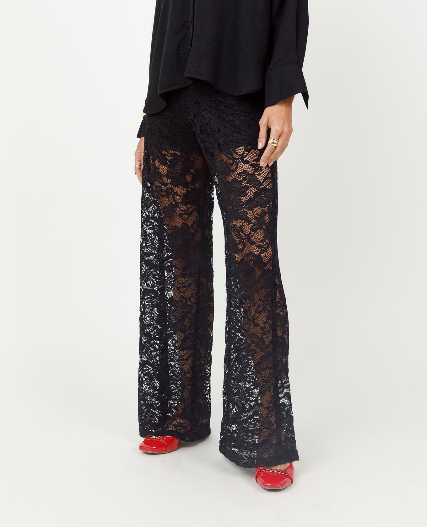 PANTALÓN NEGRO PARA MUJER EN ENCAJE CON FORRO CORTO Adrissa | Ropa para mujer