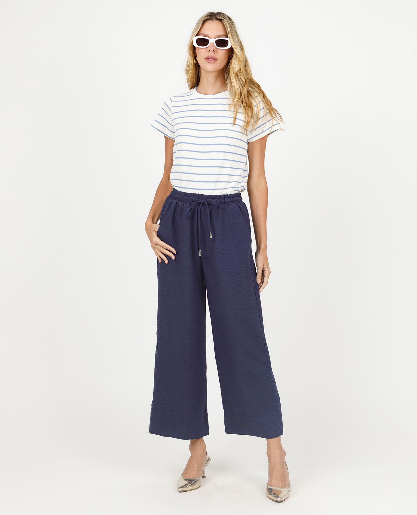 PANTALÓN CORTO PARA MUJER SILUETA WIDE LEG CON ELÁSTICO EN CINTURA Y TIRA Adrissa | Ropa para mujer Pantalones