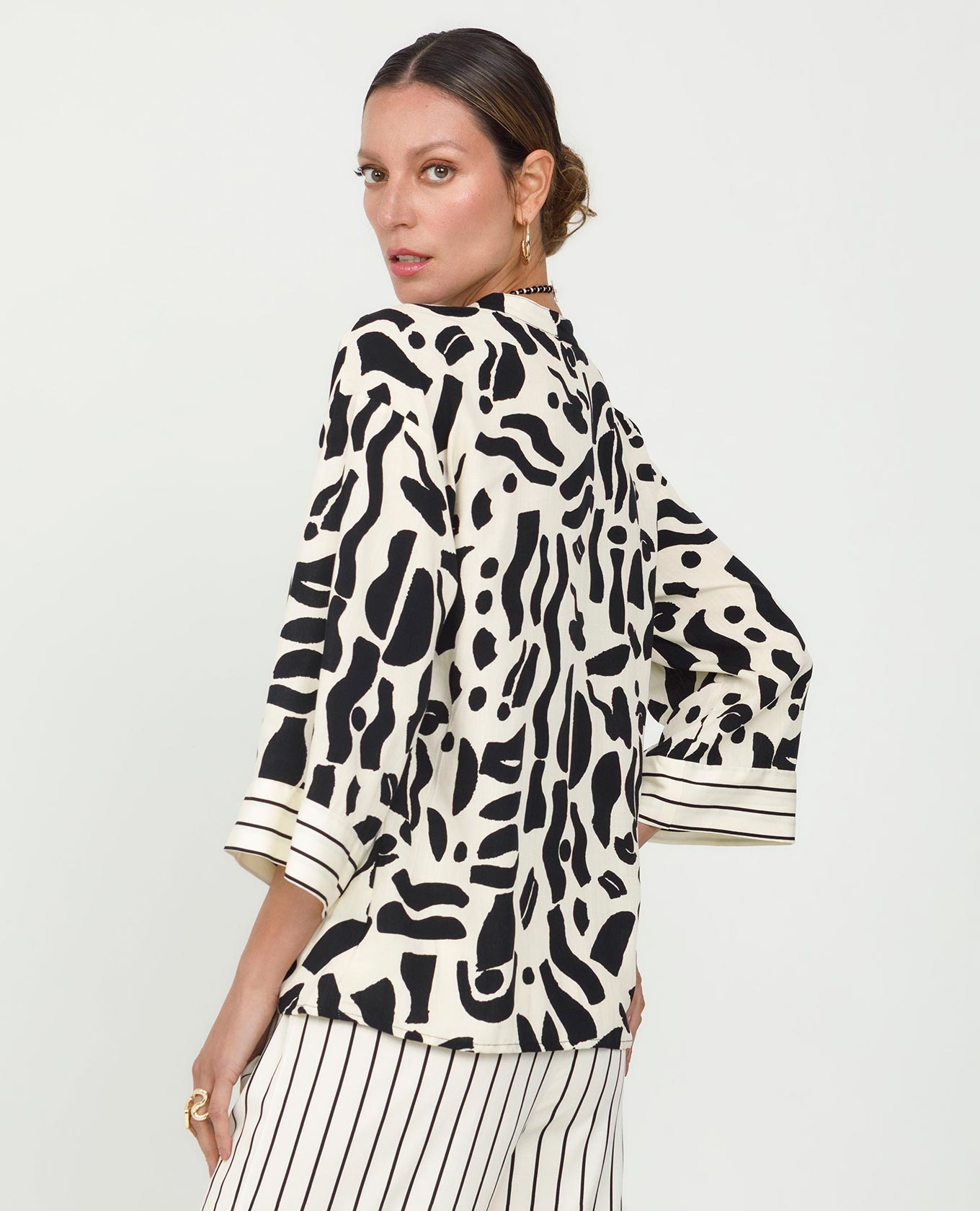 CAMISA MANGA 3/4 PARA MUJER MEZCLA DE ESTAMPACIÓN CUELLO NERU Adrissa | Ropa para mujer