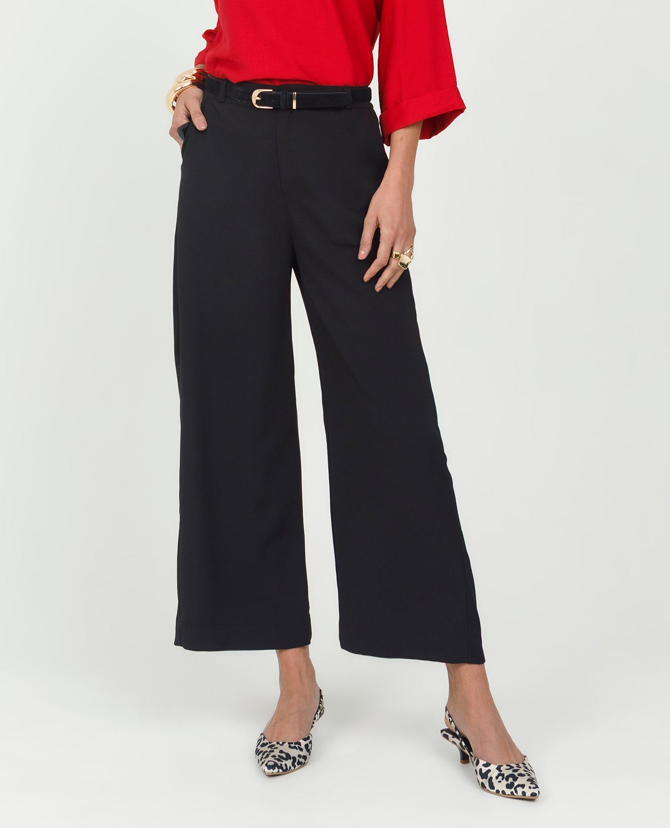 PANTALÓN NEGRO PARA MUJER SILUETA RECTA BOLSILLOS DIAGONALES Y PINZAS EN TRASERO Adrissa | Ropa para mujer Pantalones