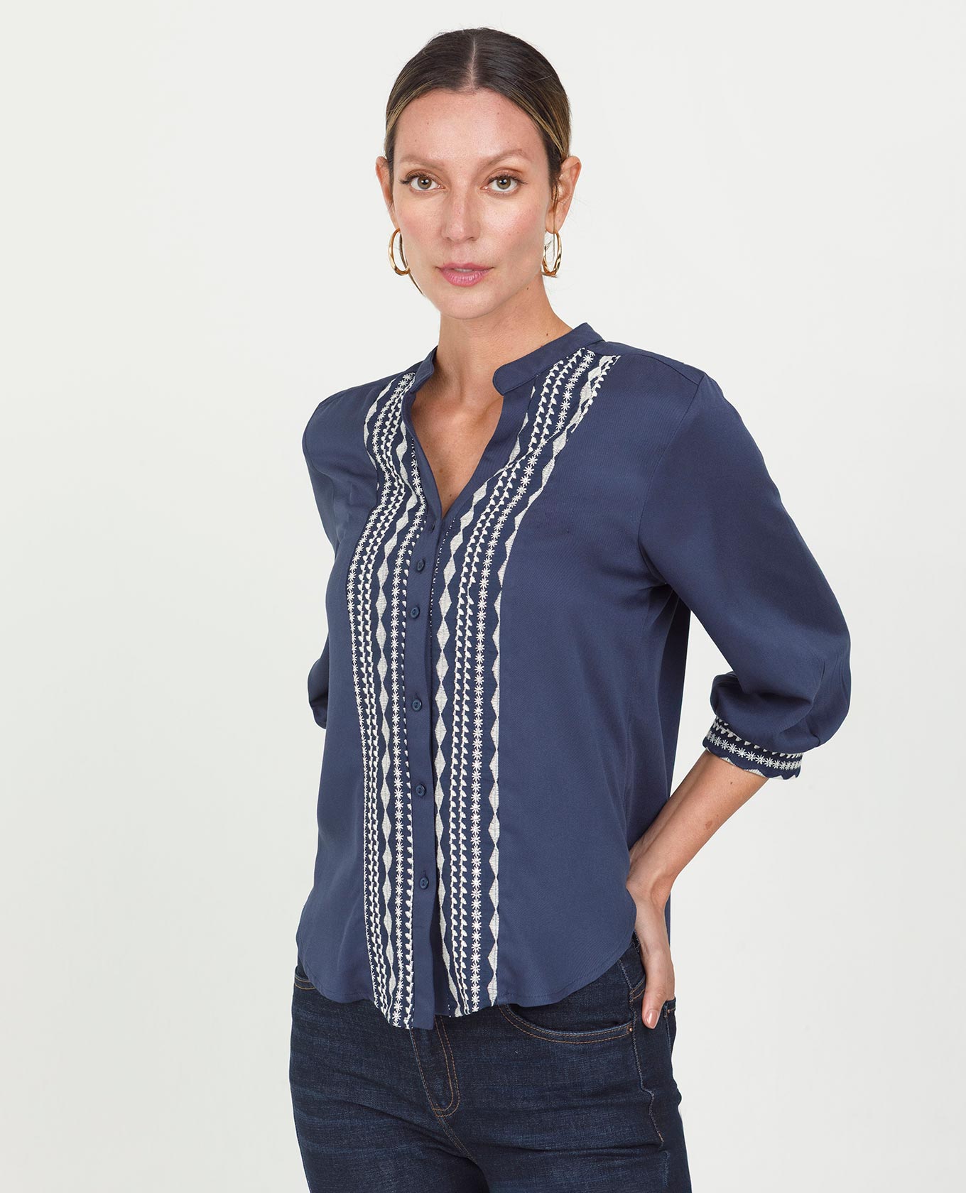 CAMISA MANGA 3/4 PARA MUJER EN MEZCLA DE TELAS CON BORDADO CUELLO NERU Adrissa | Ropa para mujer Blusas
