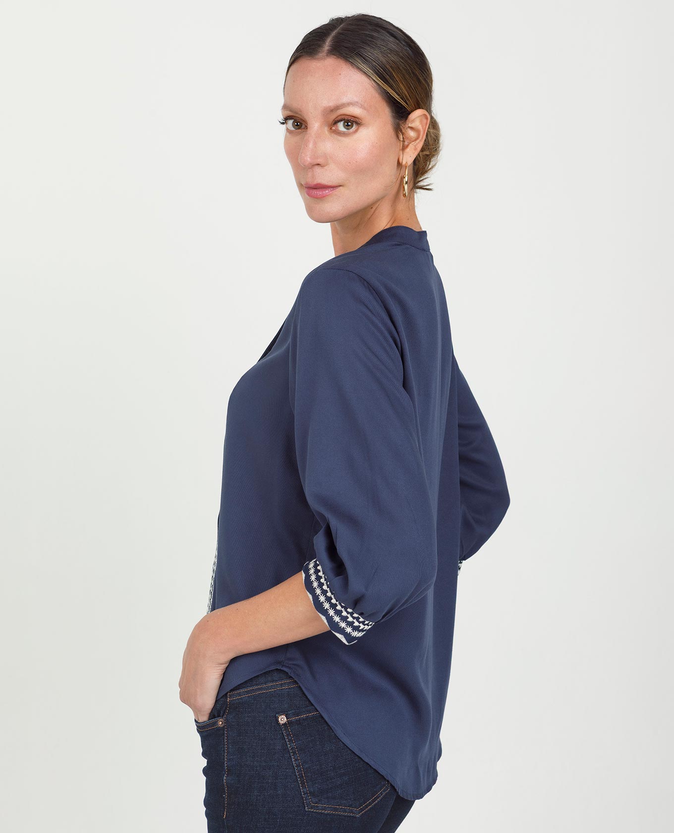 CAMISA MANGA 3/4 PARA MUJER EN MEZCLA DE TELAS CON BORDADO CUELLO NERU Adrissa | Ropa para mujer Blusas