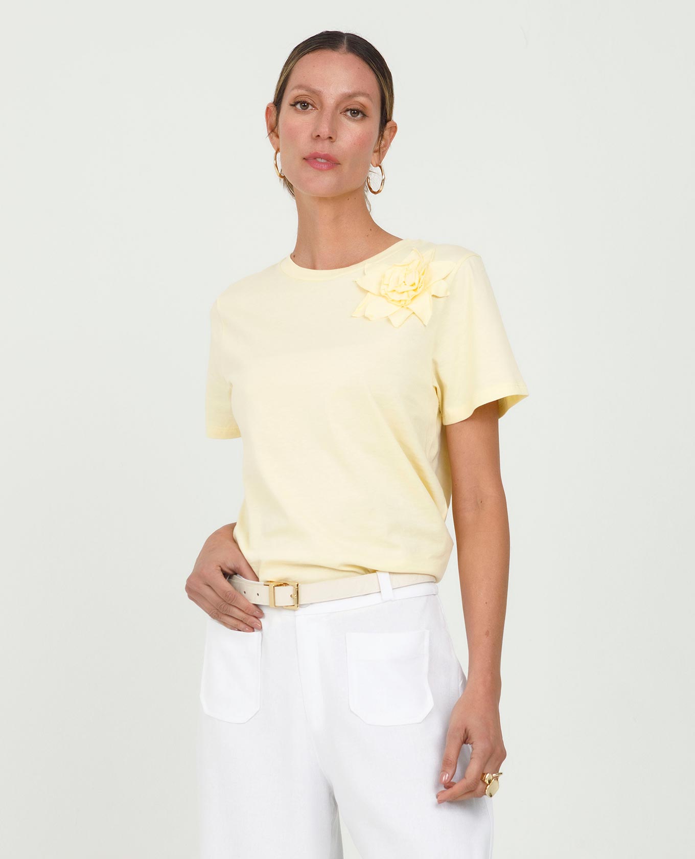 CAMISETA EN ALGODÓN PARA MUJER CON FLOR MANUAL TONO A TONO