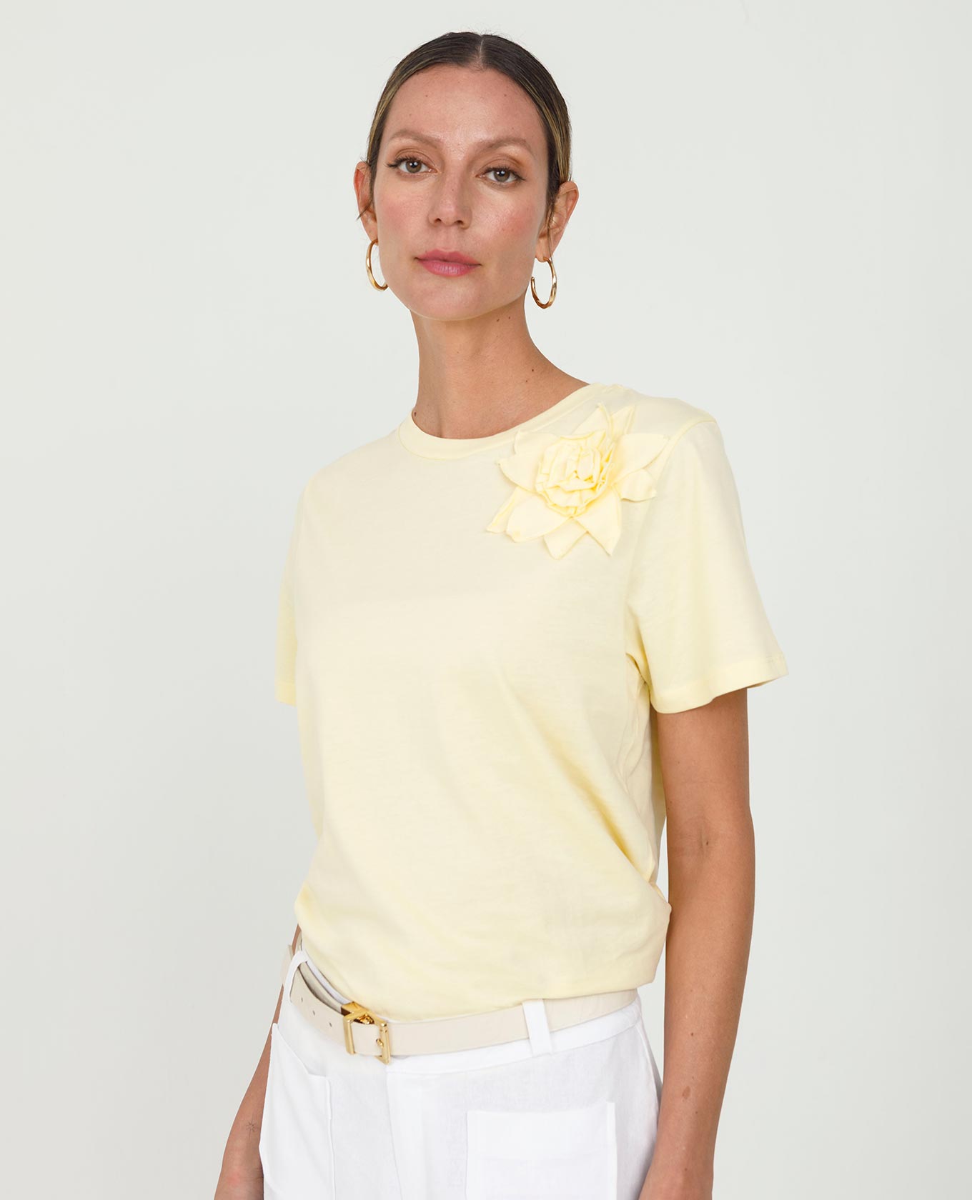 CAMISETA EN ALGODÓN PARA MUJER CON FLOR MANUAL TONO A TONO