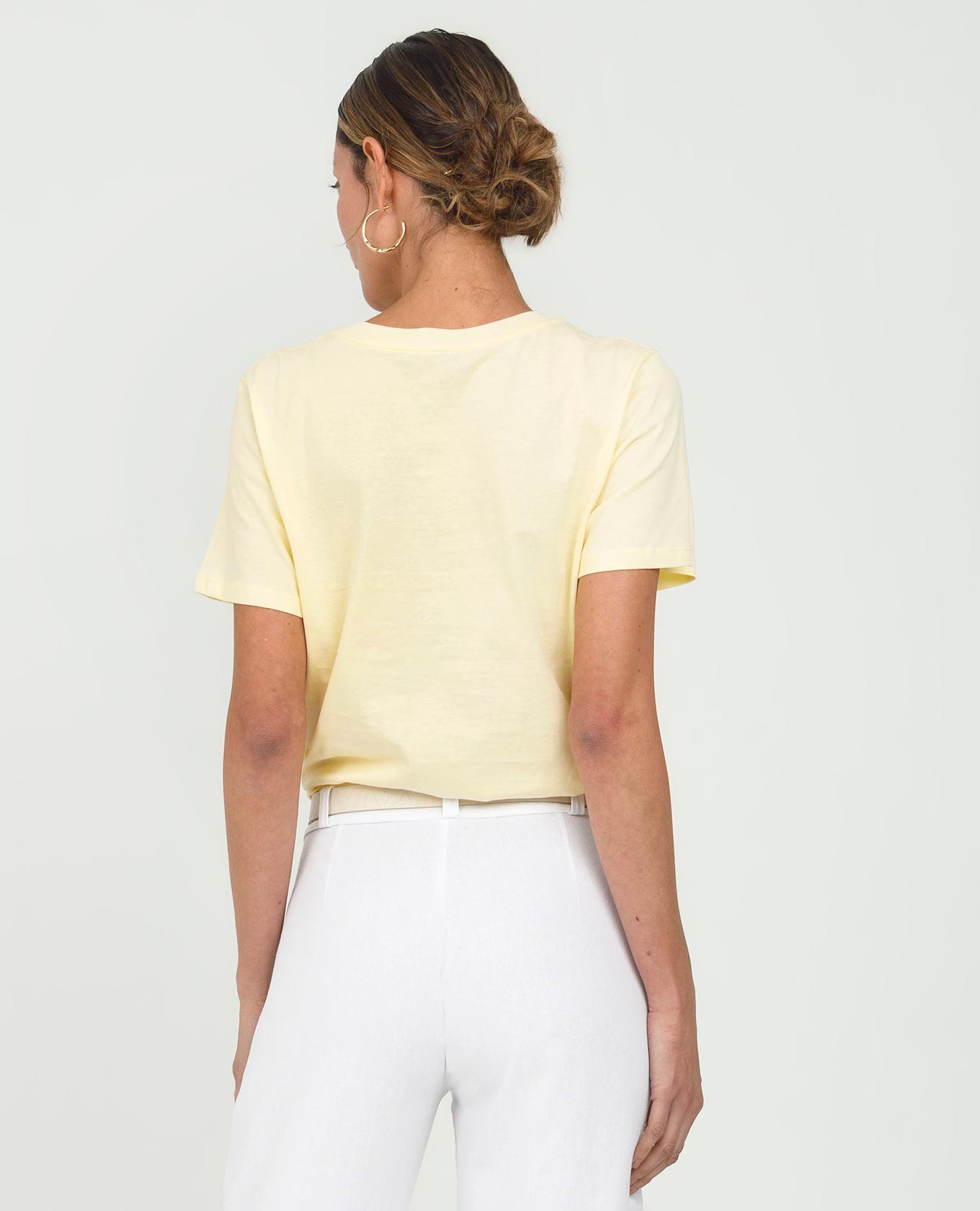 CAMISETA EN ALGODÓN PARA MUJER CON FLOR MANUAL TONO A TONO