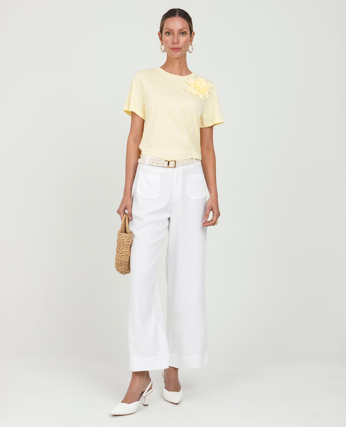 CAMISETA EN ALGODÓN PARA MUJER CON FLOR MANUAL TONO A TONO