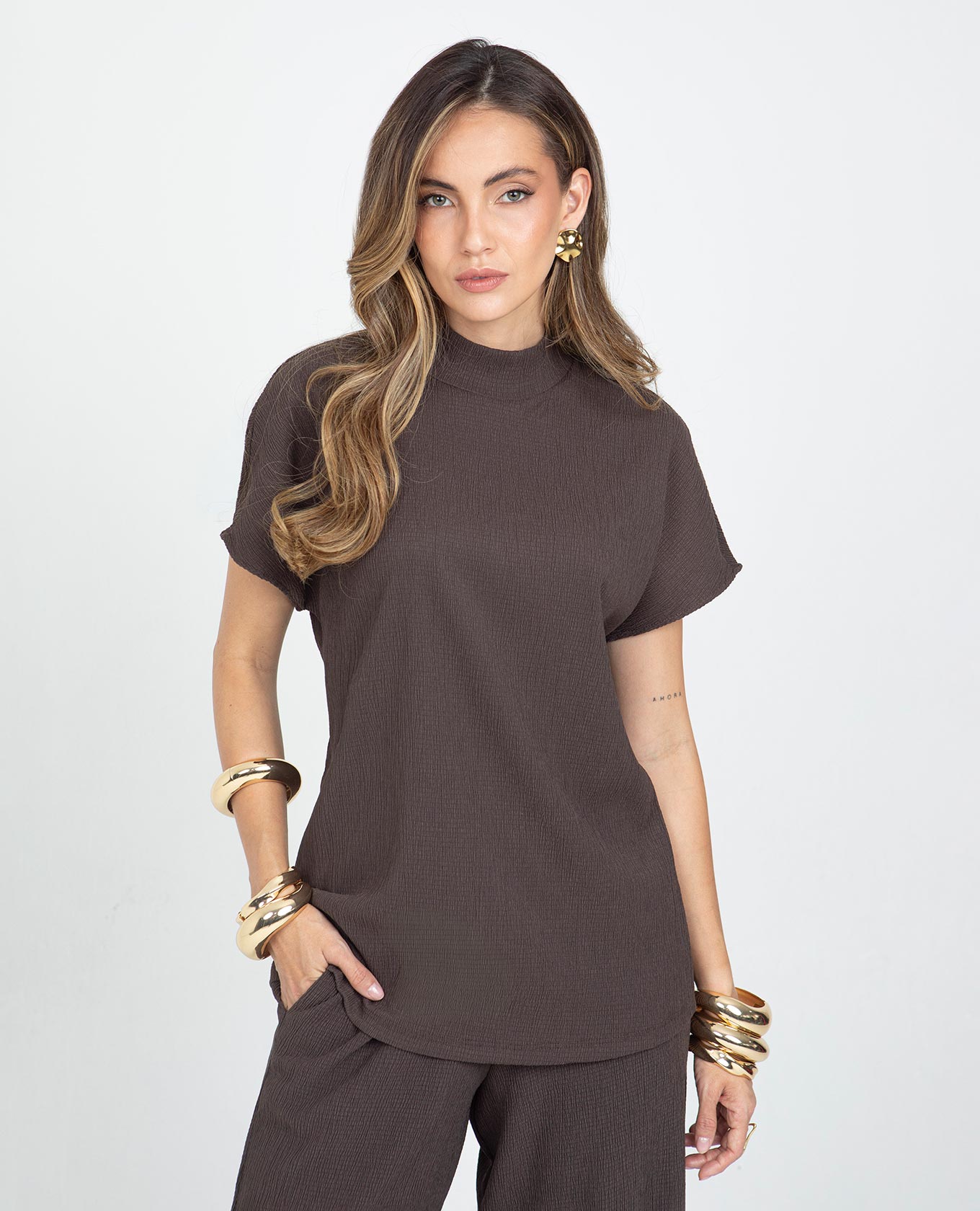 BLUSA CUELLO ALTO PARA MUJER MANGA RODADA TELA CON EFECTO Adrissa | Ropa para mujer Chaquetas