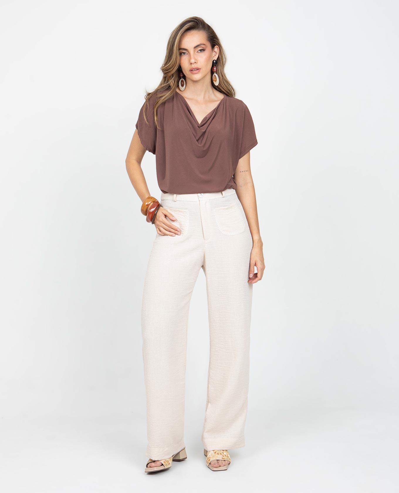 PANTALÓN RECTO PARA MUJER CON PUNTADA ARTESANAL EN PRETINA Y BOLSILLOS Adrissa | Ropa para mujer Pantalones