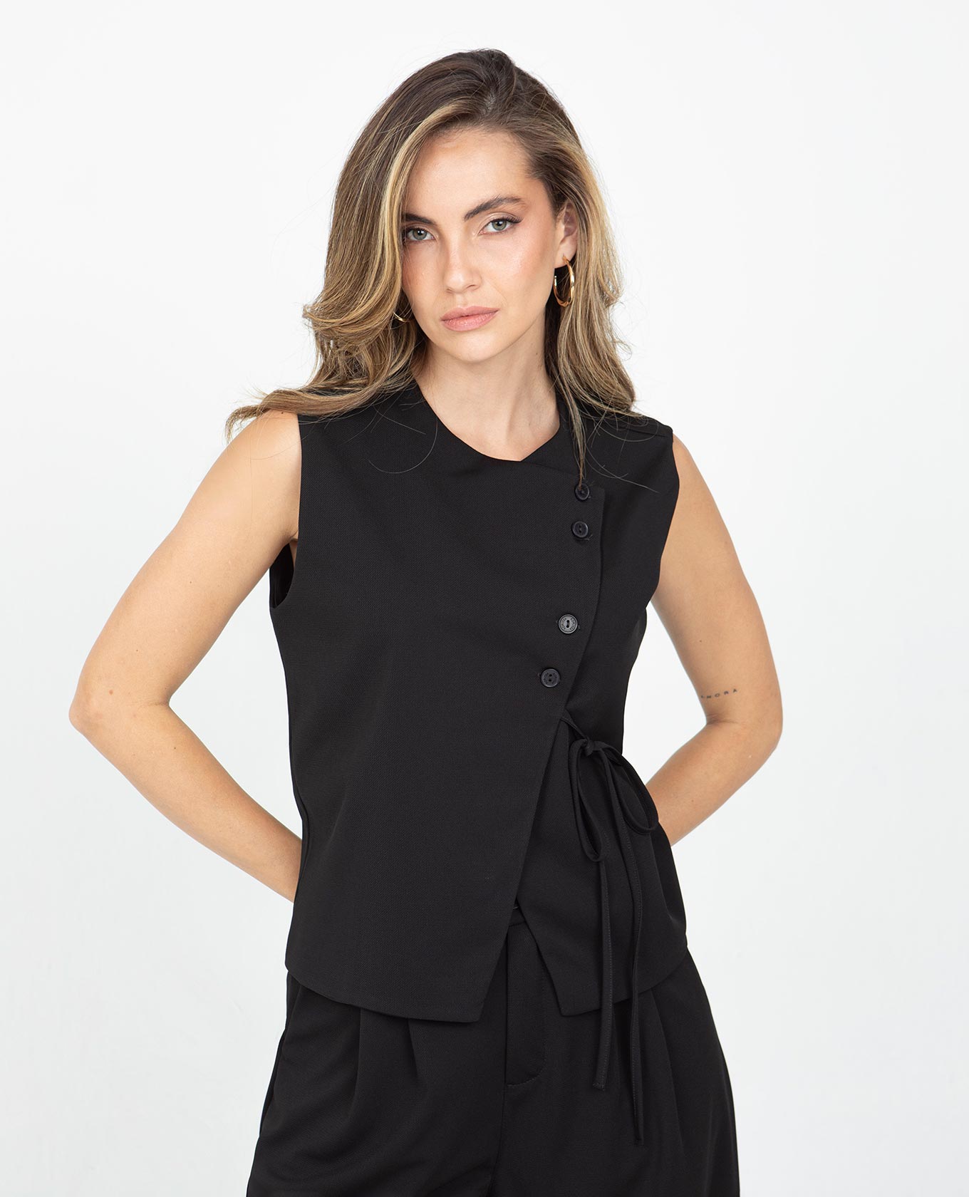 CHALECO NEGRO PARA MUJER ASIMÉTRICO CON ANUDADO EN COSTADO Adrissa | Ropa para mujer Blusas