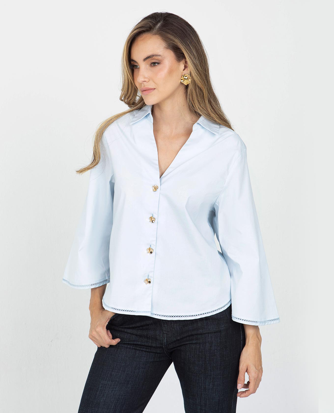 CAMISA MANGA 3/4 PARA MUJER CON DETALLE DE COSTURA ARTESANAL EN RUEDOS Adrissa | Ropa para mujer Blusas