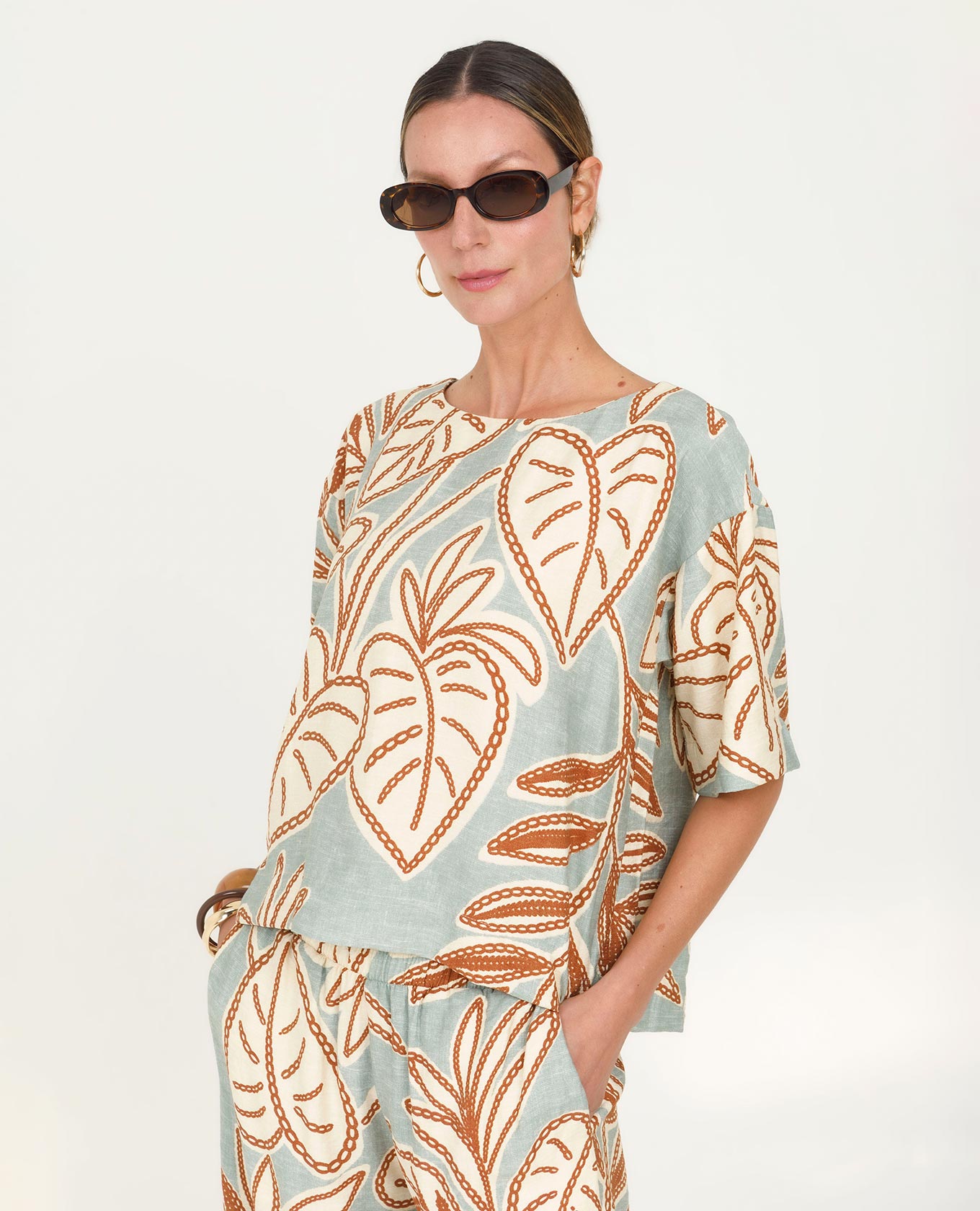 BLUSA ESTAMPADA PARA MUJER MANGA CORTA ESPALDA CON PERILLA Adrissa | Ropa para mujer Blusas