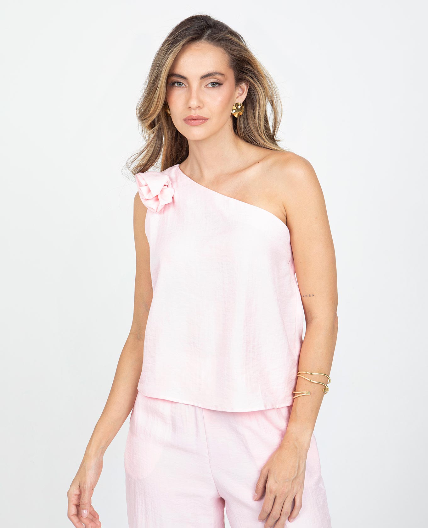 BLUSA ASIMÉTRICA PARA MUJER CON APLIQUE FLOR MANGA SISA Adrissa | Ropa para mujer Blusas