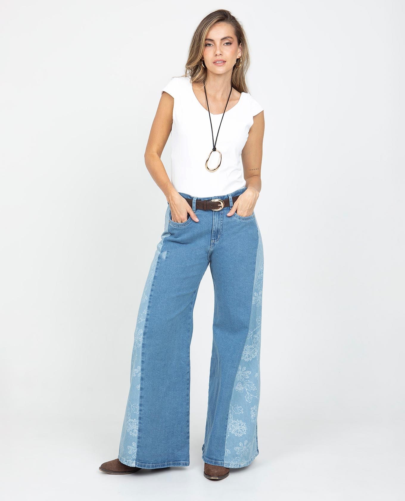 JEAN WIDE LEG PARA MUJER TONO CLARO CON CORTES EN COSTADOS CON LÁSER Adrissa | Ropa para mujer Jeans