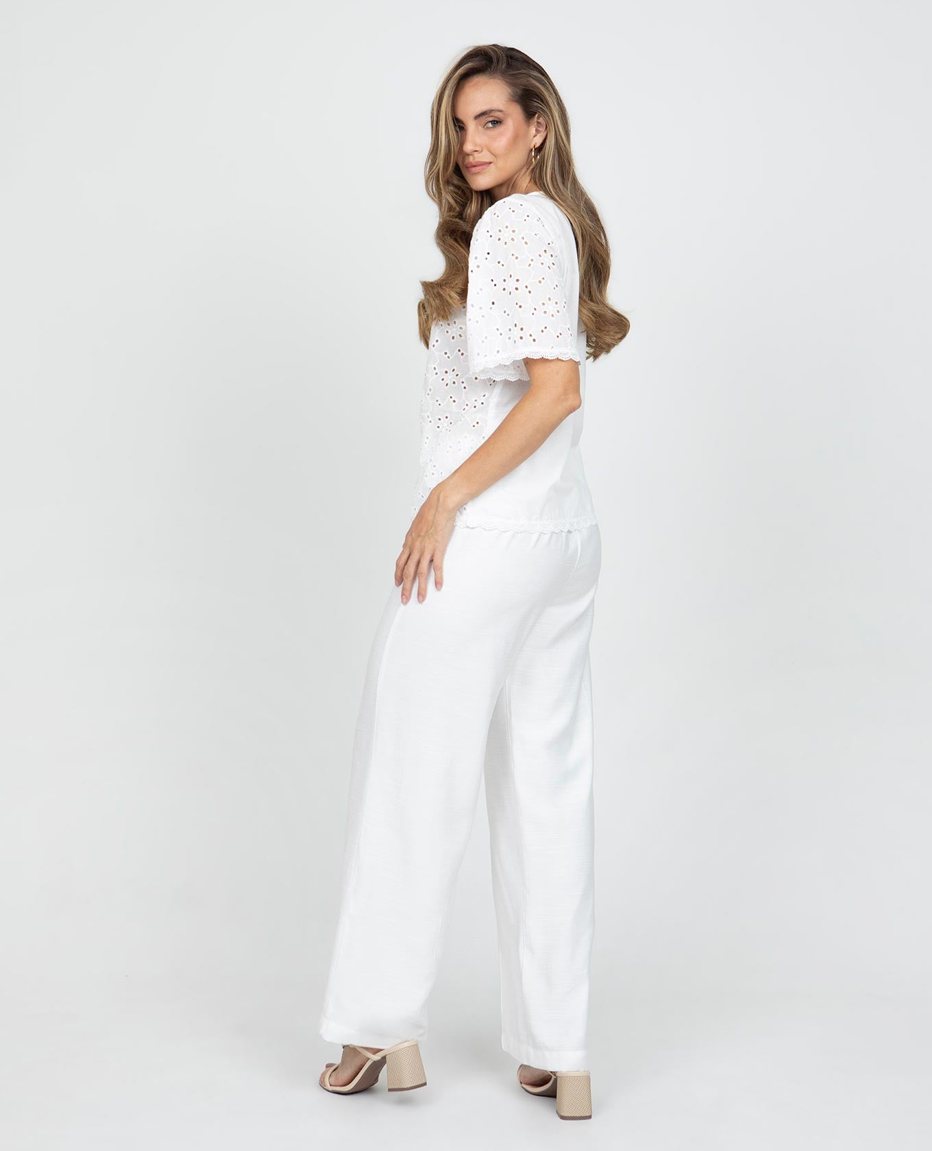 BLUSA MANGA CORTA PARA MUJER EN MEZCLA CON OJALILLO MANGAS Y RUEDO CON APLIQUE Adrissa | Ropa para mujer Blusas