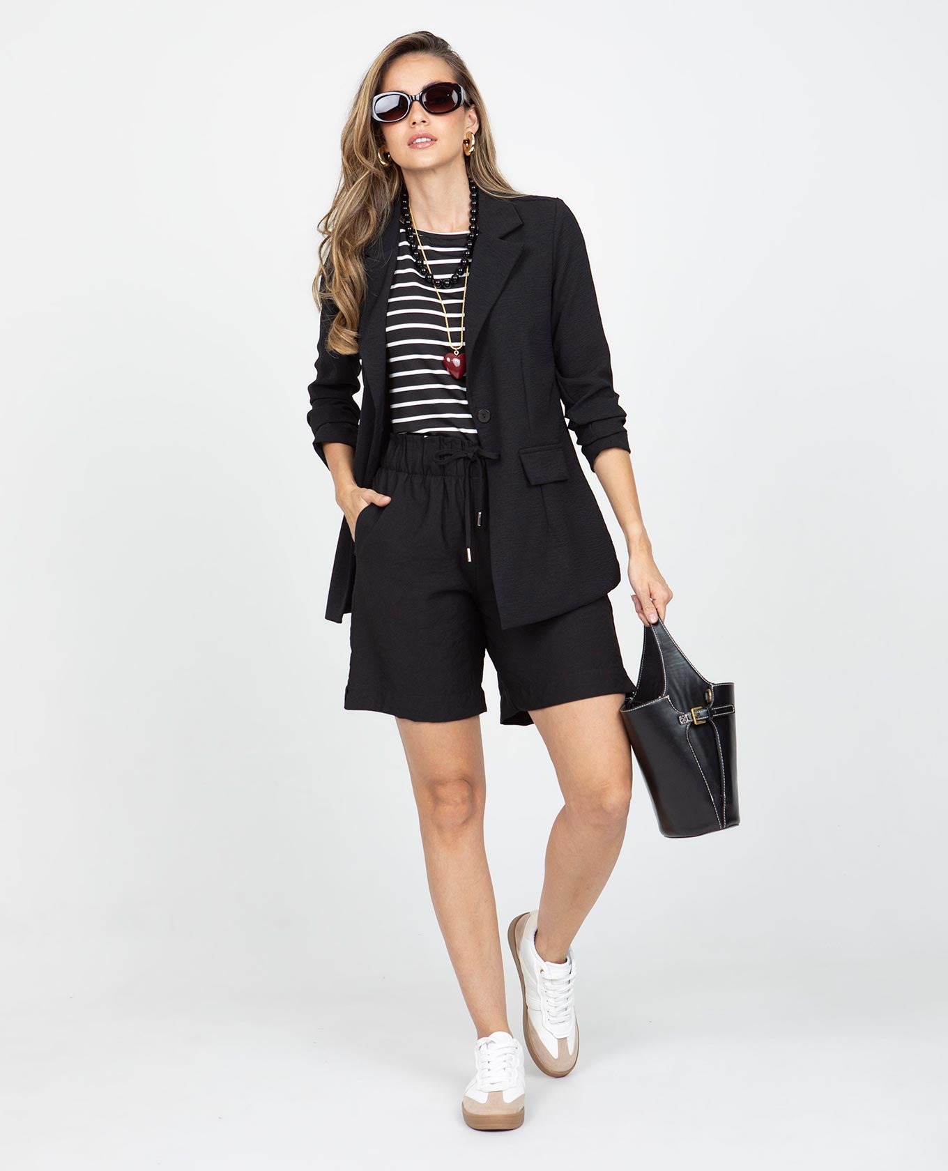 BERMUDA NEGRA PARA MUJER CON ELÁSTICO EN CINTURA Y TIRAS CON PUNTERAS METÁLICAS Adrissa | Ropa para mujer Pantalones
