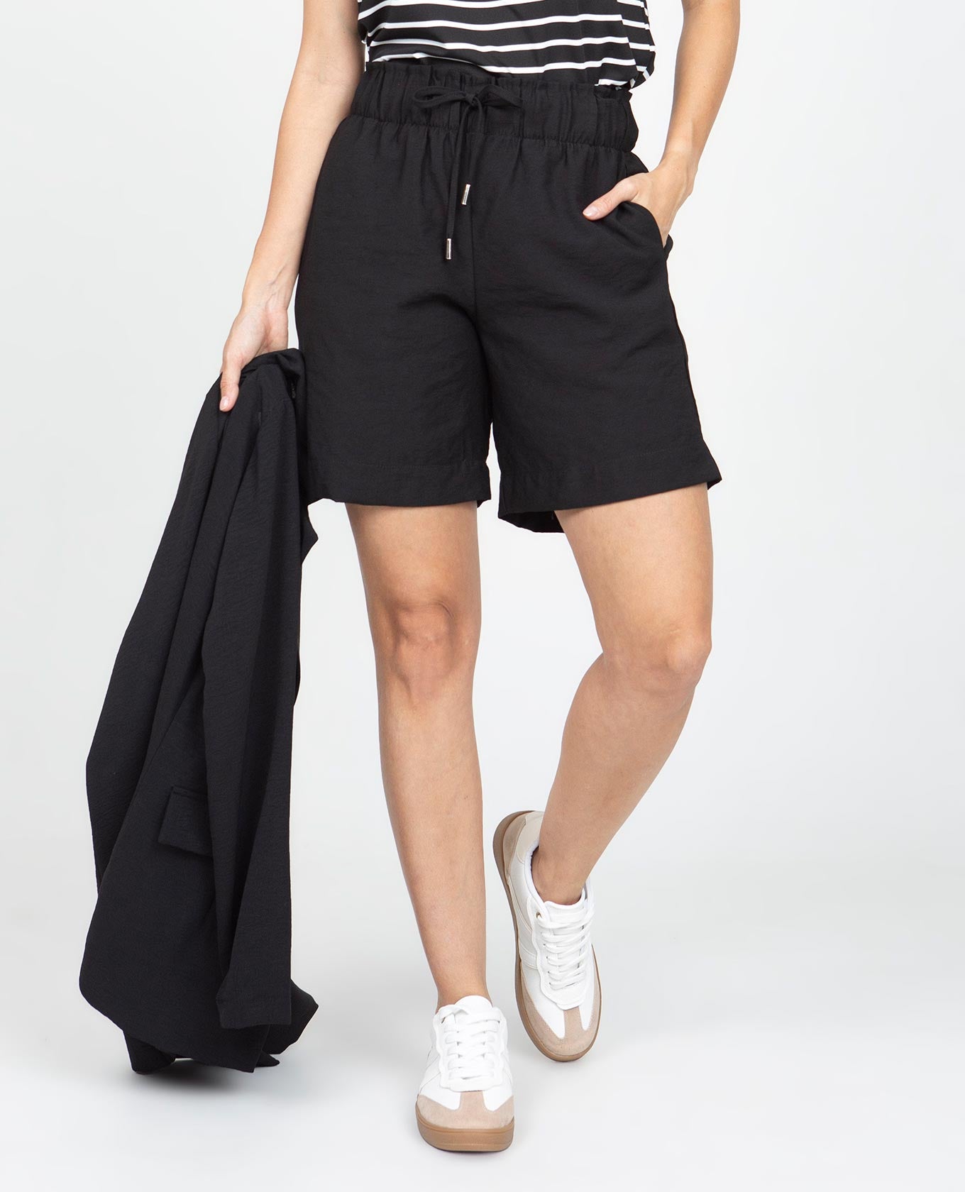 BERMUDA NEGRA PARA MUJER CON ELÁSTICO EN CINTURA Y TIRAS CON PUNTERAS METÁLICAS