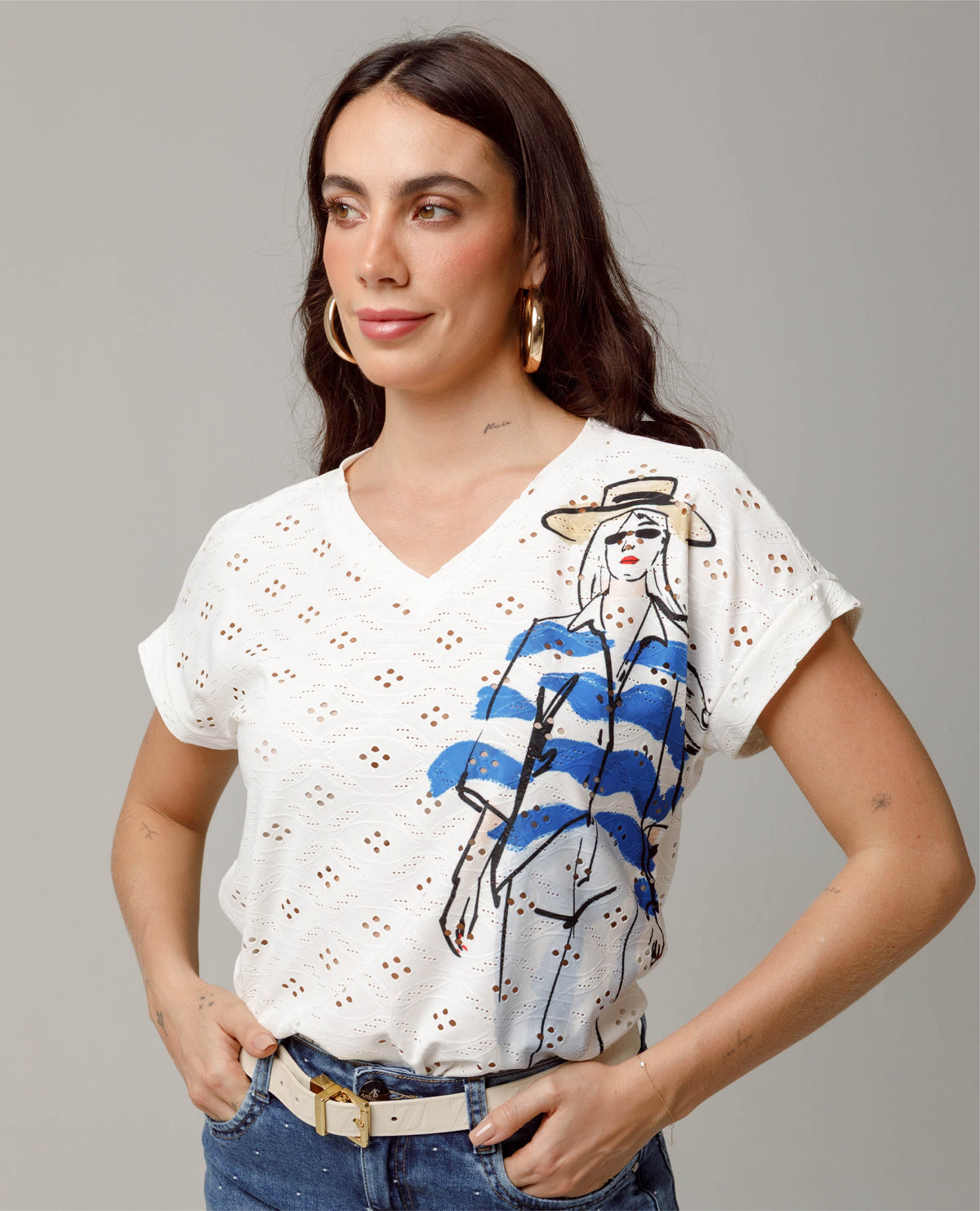 CAMISETA MANGA CORTA PARA MUJER CON ESTAMPADO SILUETA TELA EFECTO OJALILLO