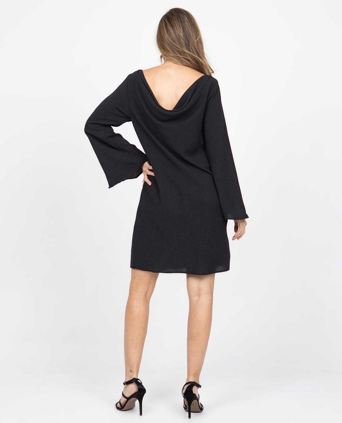 VESTIDO NEGRO PARA MUJER CORTO CON ESPALDA DRAPEADA MANGA LARGA Adrissa | Ropa para mujer Vestidos