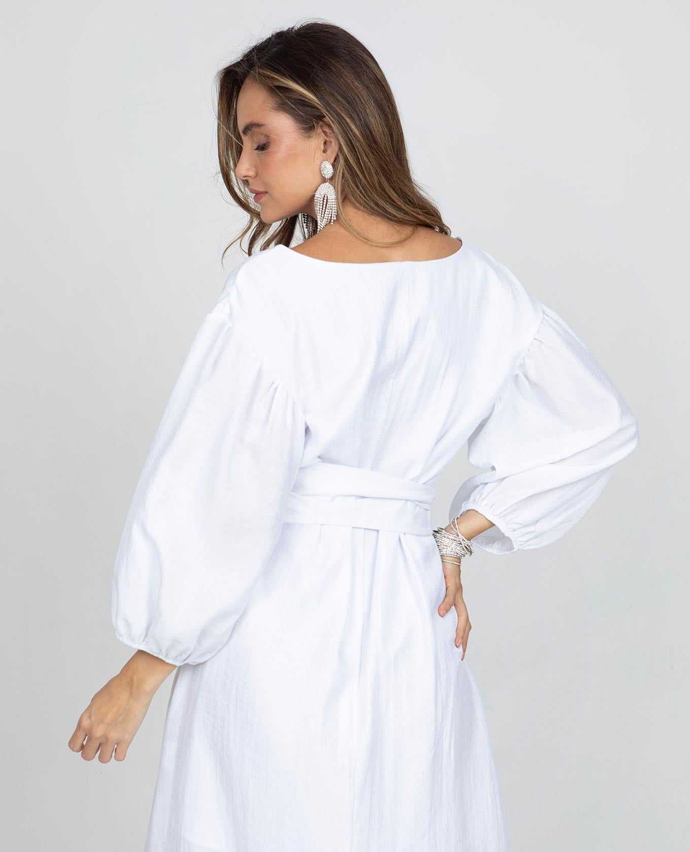 VESTIDO MIDI PARA MUJER BLANCO ESCOTE V MANGA 3/4 CON CINTURÓN OBI Adrissa | Ropa para mujer Vestidos