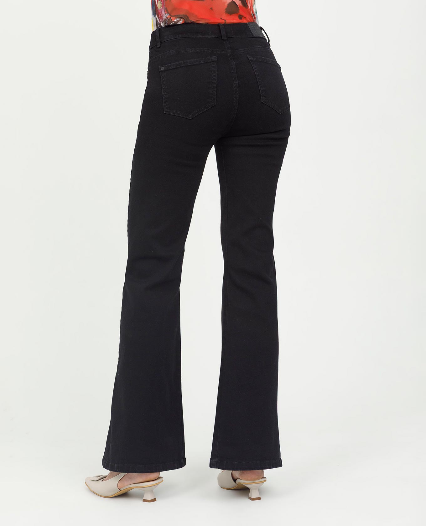 PANTALÓN NEGRO PARA MUJER SILUETA FLARE CINCO BOLSILLOS Adrissa | Ropa para mujer