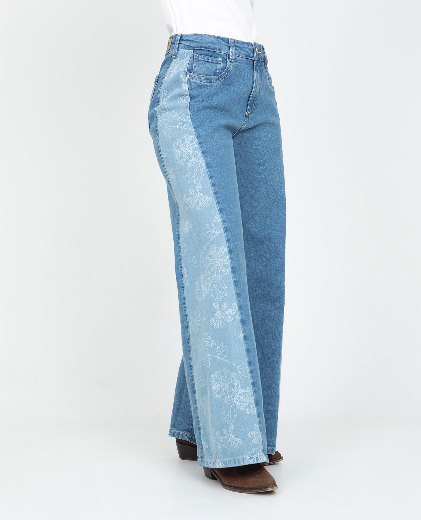 JEAN WIDE LEG PARA MUJER TONO CLARO CON CORTES EN COSTADOS CON LÁSER Adrissa | Ropa para mujer Jeans