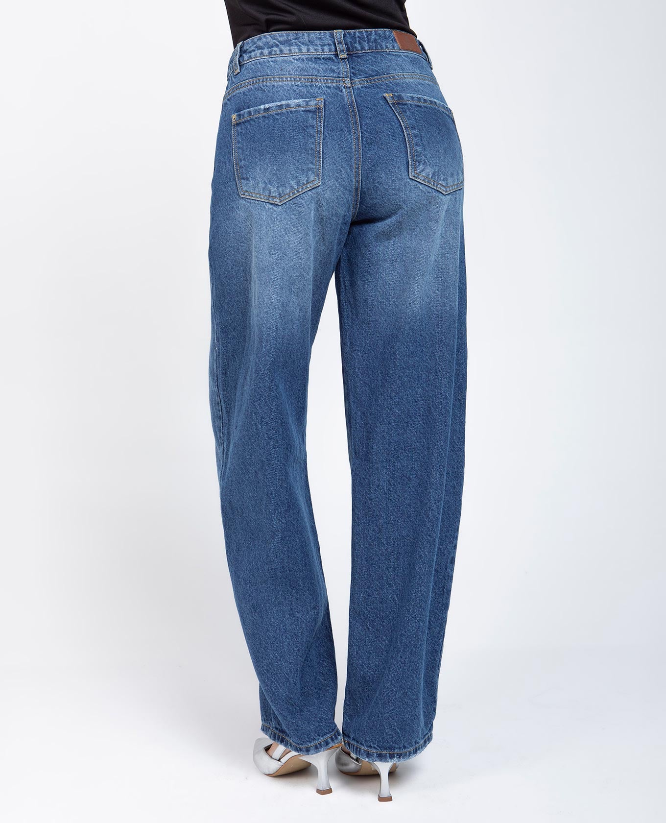 JEAN BARREL PARA MUJER CINCO BOLSILLOS CON COSTURAS EN CONTRASTE Adrissa | Ropa para mujer Jeans