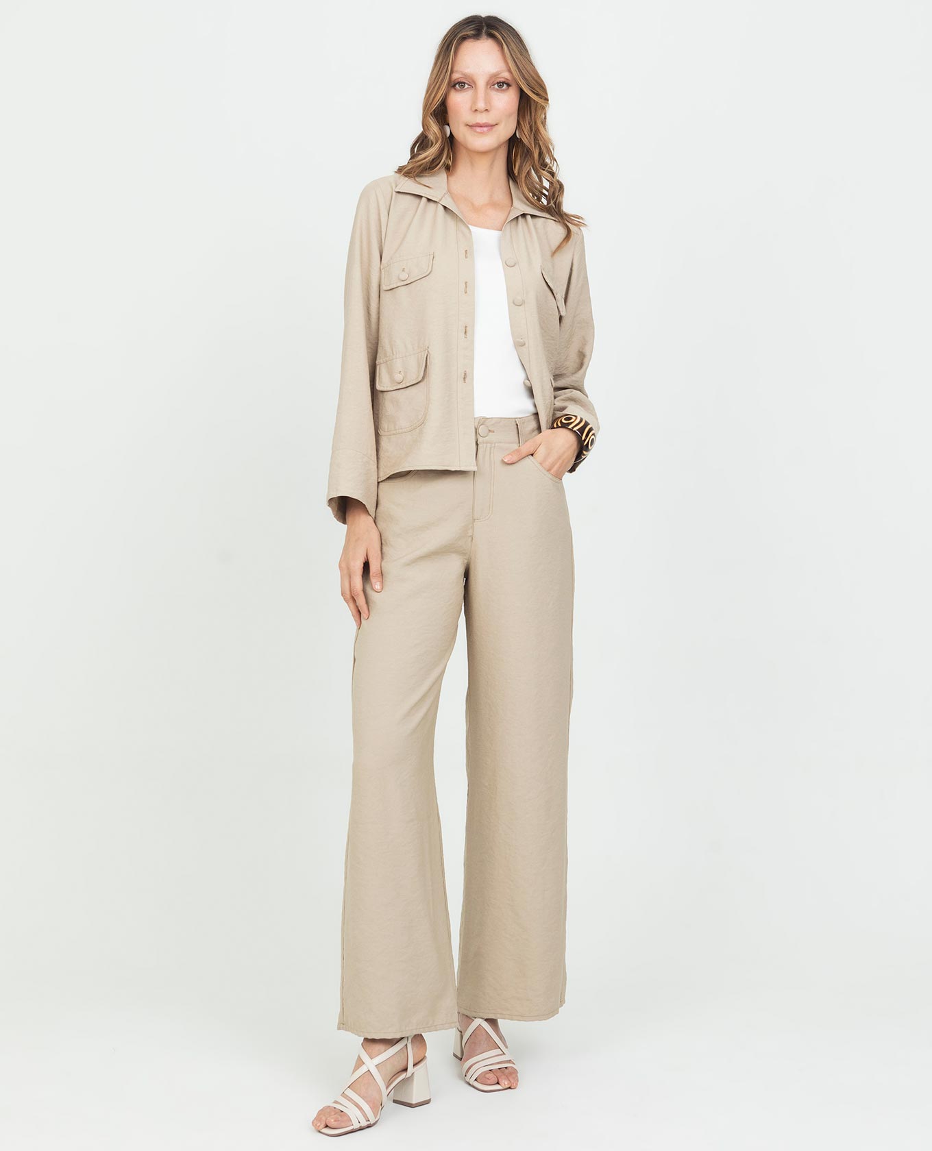 CHAQUETA LIVIANA PARA MUJER CON BOLSILLOS DE PARCHE Y BOTONES FORRADOS Adrissa | Ropa para mujer Chaquetas