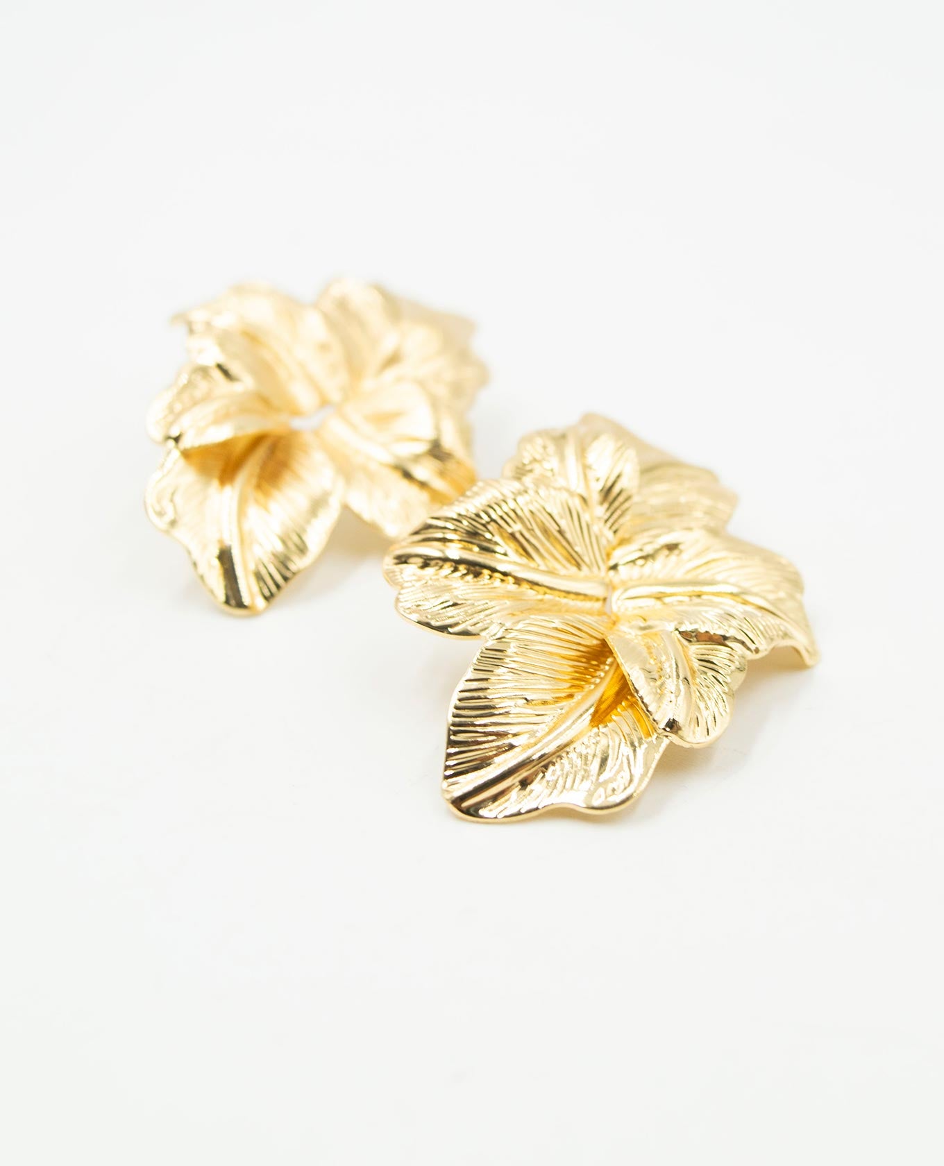 ARETE FEMENINO FLOR METÁLICA Adrissa | Ropa para mujer