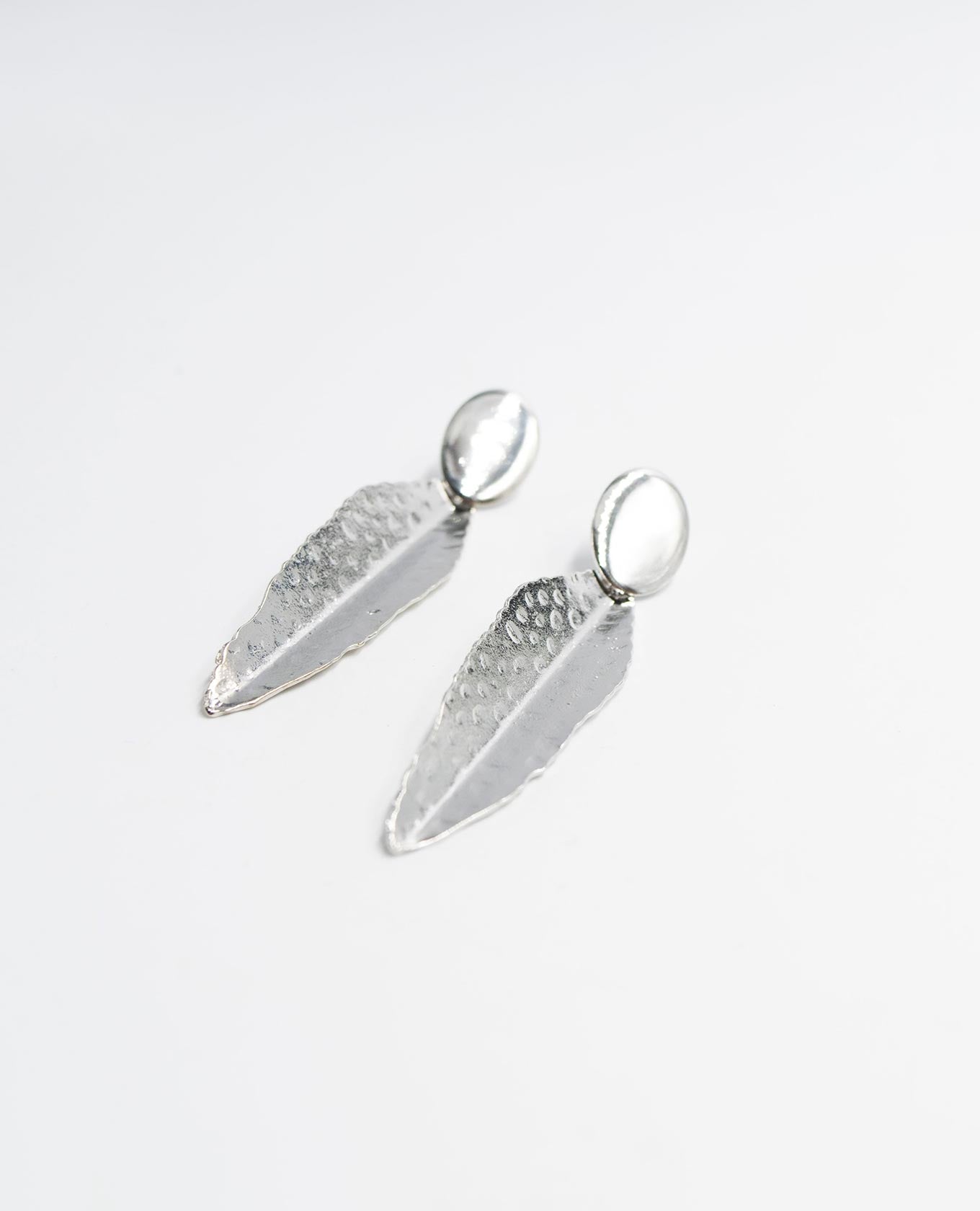 ARETE FEMENINO COLGANTE HOJA Adrissa | Ropa para mujer