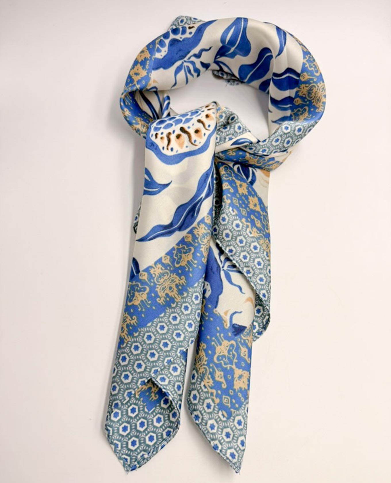 PAÑUELO FEMENINO 70X70 ESTAMPADO Adrissa | Ropa para mujer