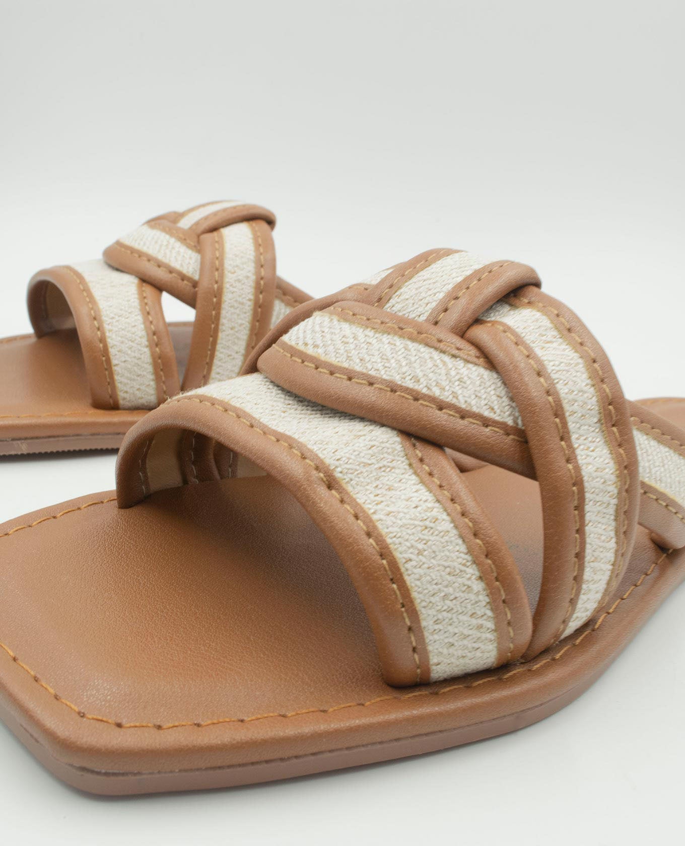 SANDALIA PLANA PARA MUJER CON CAPELLADA TIRAS CRUZADAS Adrissa | Ropa para mujer Zapatos