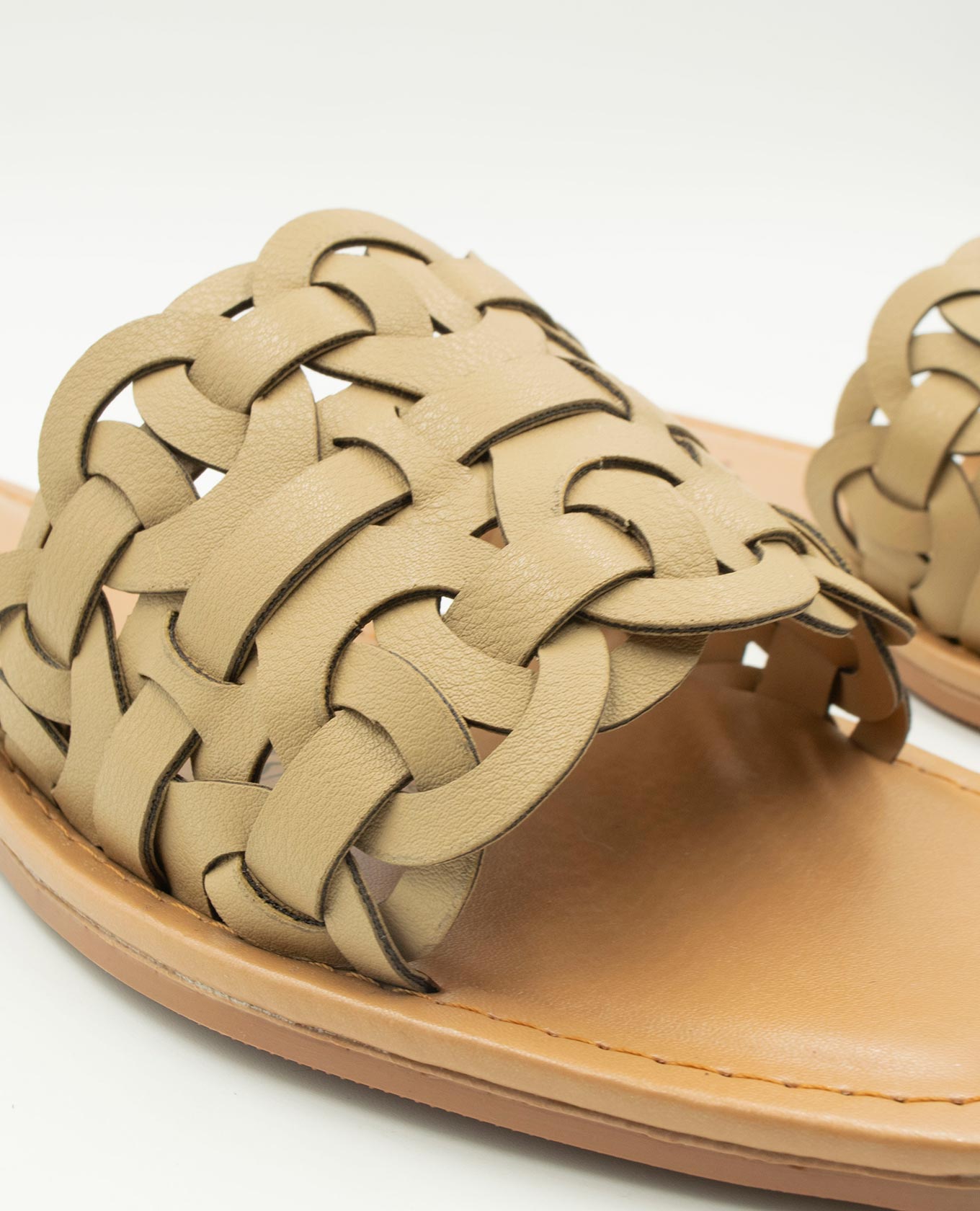 SANDALIA PLANA CAPELLADA EN TRENZAS Adrissa | Ropa para mujer