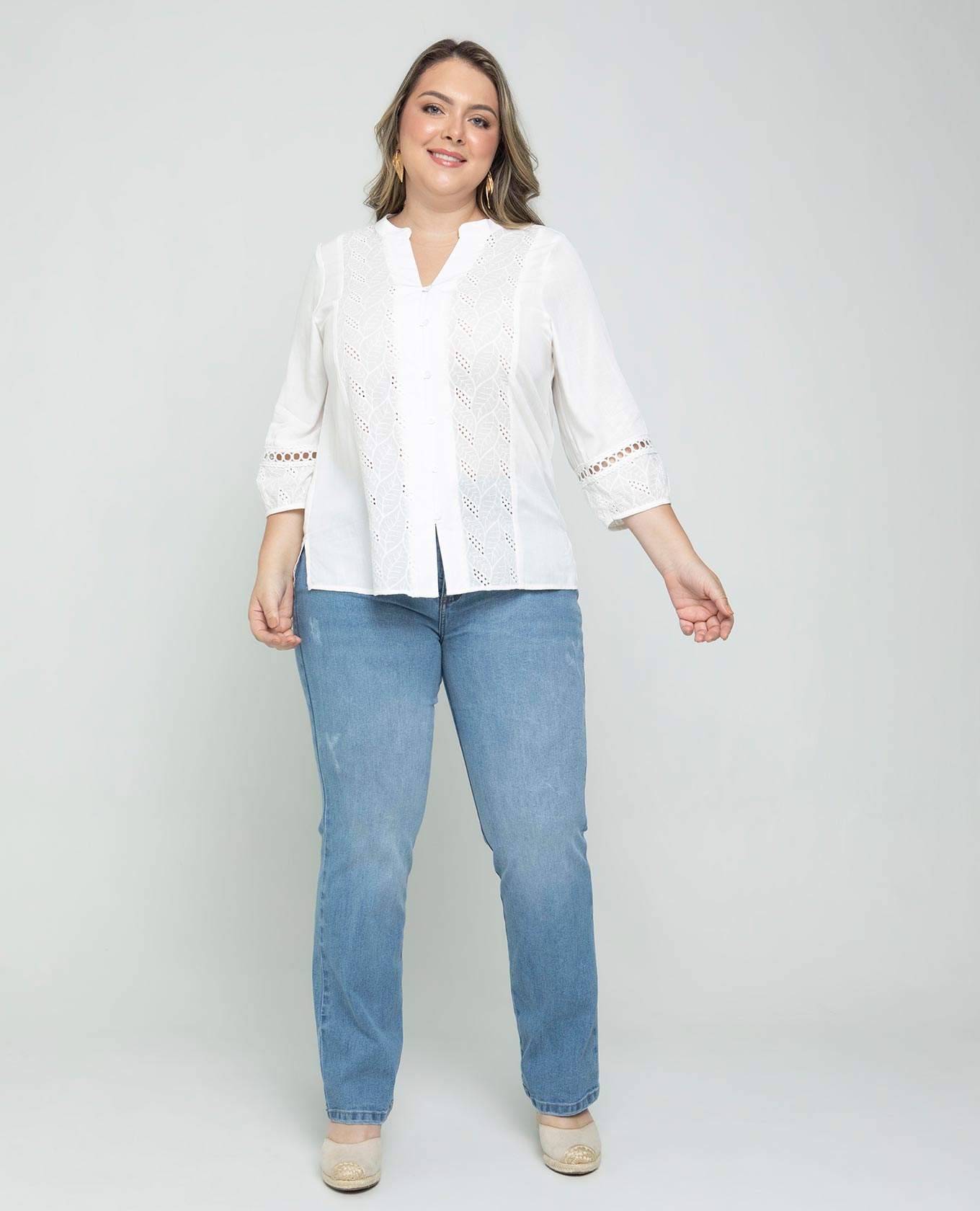 CAMISA MANGA 3/4 TALLAS GRANDES CON MEZCLA DE TELAS OJALILLO Y APLIQUE EN MANGAS Adrissa | Ropa para mujer